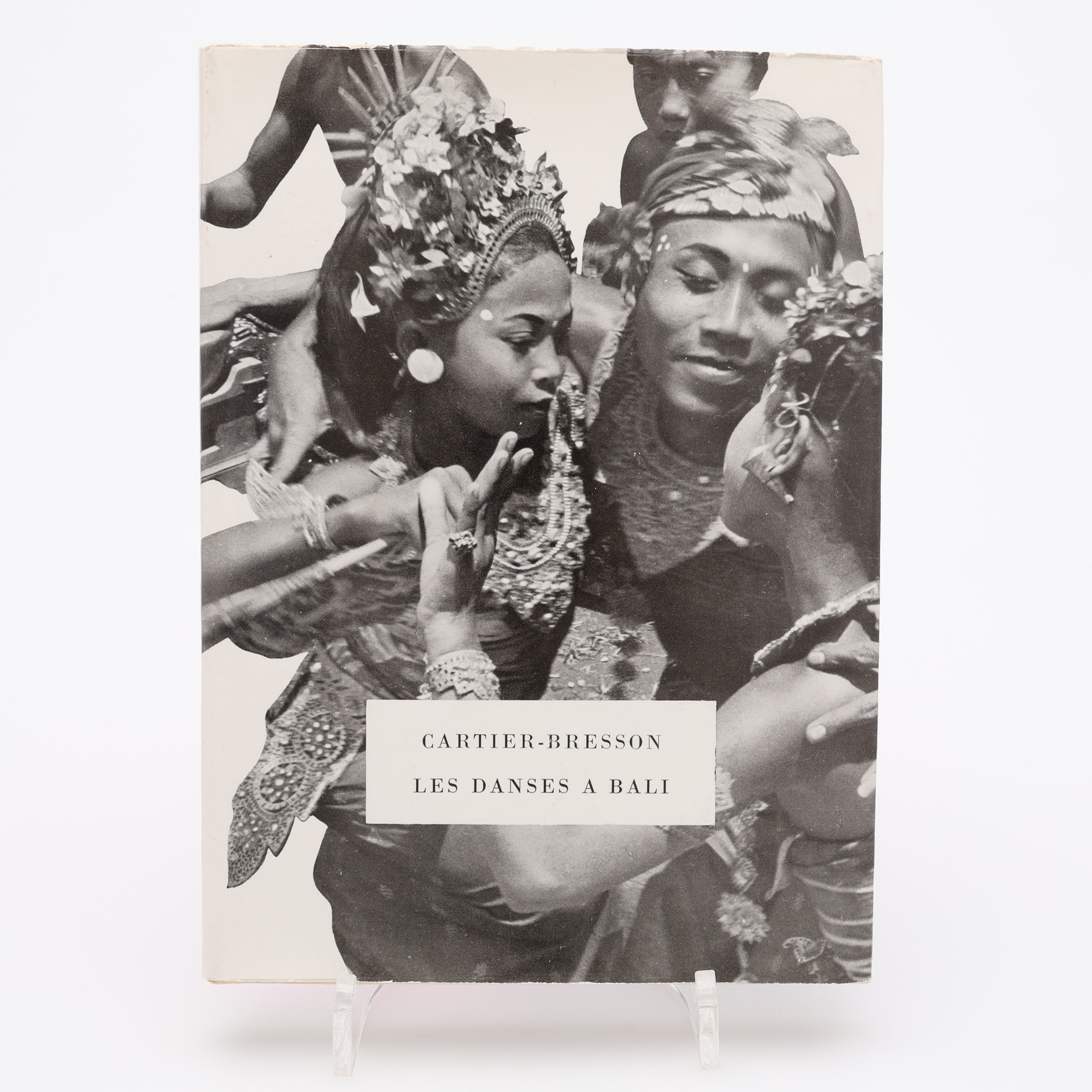 FOTO. DEN FRANSKE MAGNUM-FOTOGRAFEN HENRI CARTIER-BRESSONS LES DANSES A BALI I FÖRSTA UPPLAGAN 1954 MED TEXTER AV BL. A. ANTOINE ARTAUD.