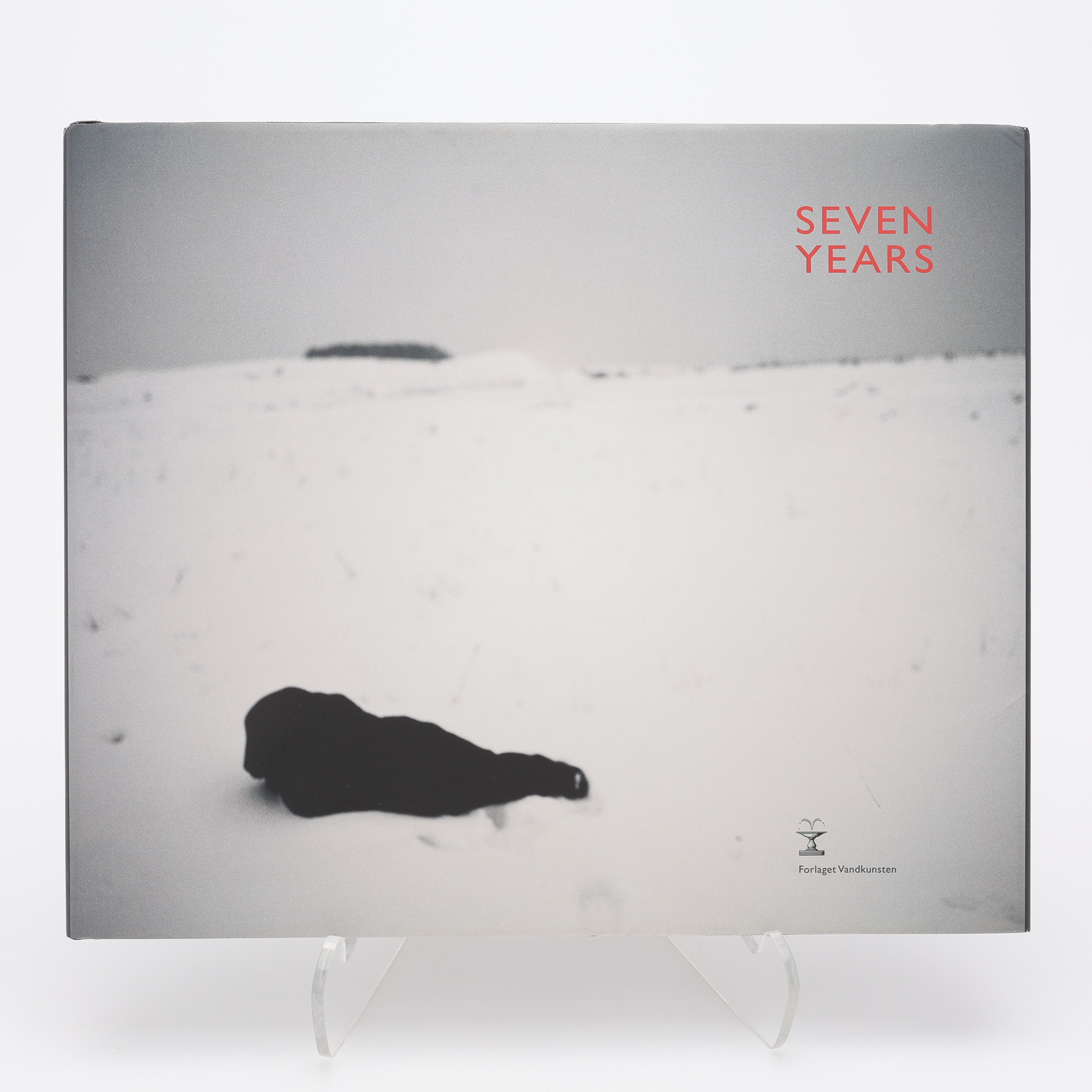 FOTO. DEN DANSKA FOTOGRAFEN TINA ENGHOFFS SEVEN YEARS I FÖRSTA UPPLAGAN 2010 - SIGNERAD OCH DATERAD PÅ TITELSIDAN.