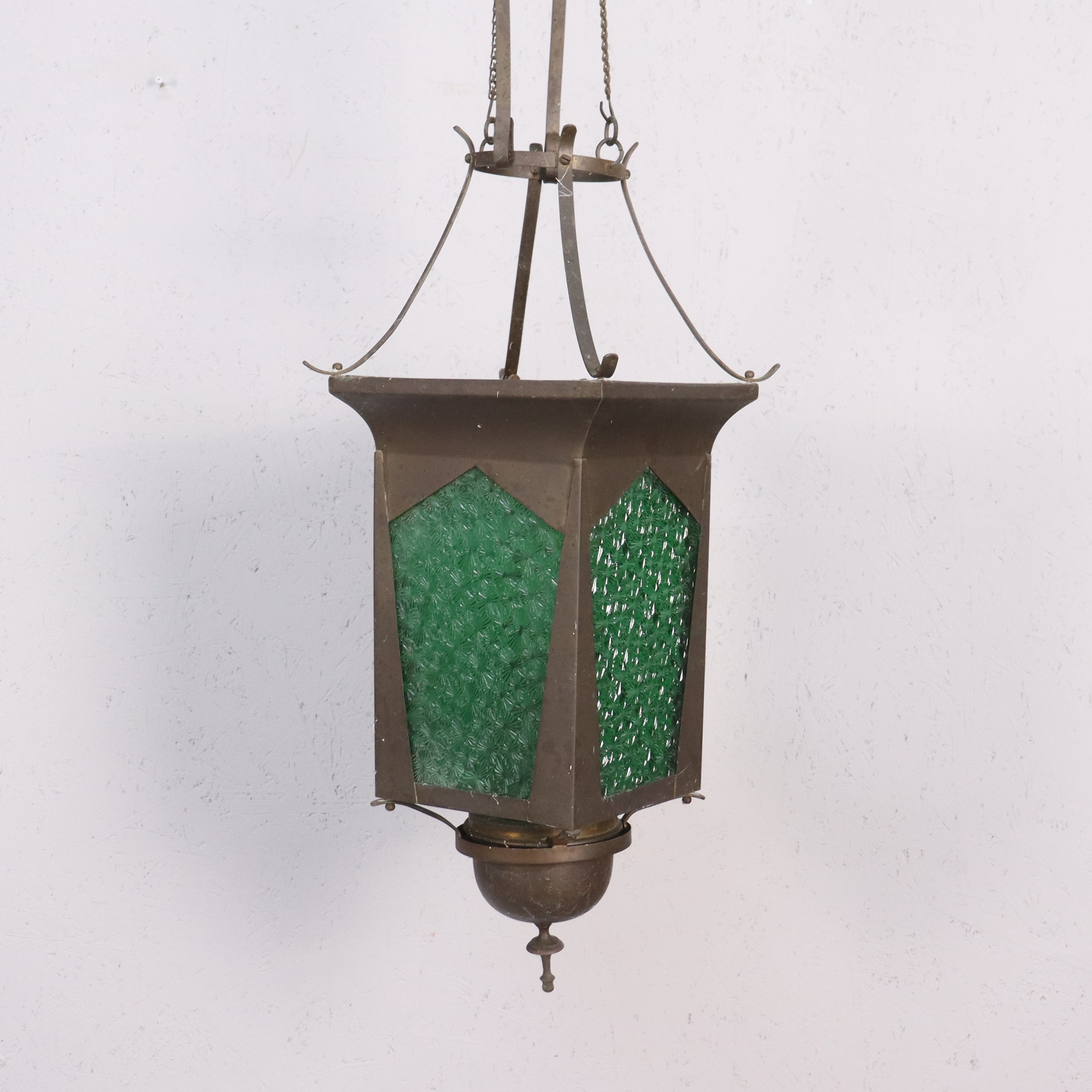 TAKLYKTA, koppar och grönt glas med reliefdekor, tidigt 1900-tal.