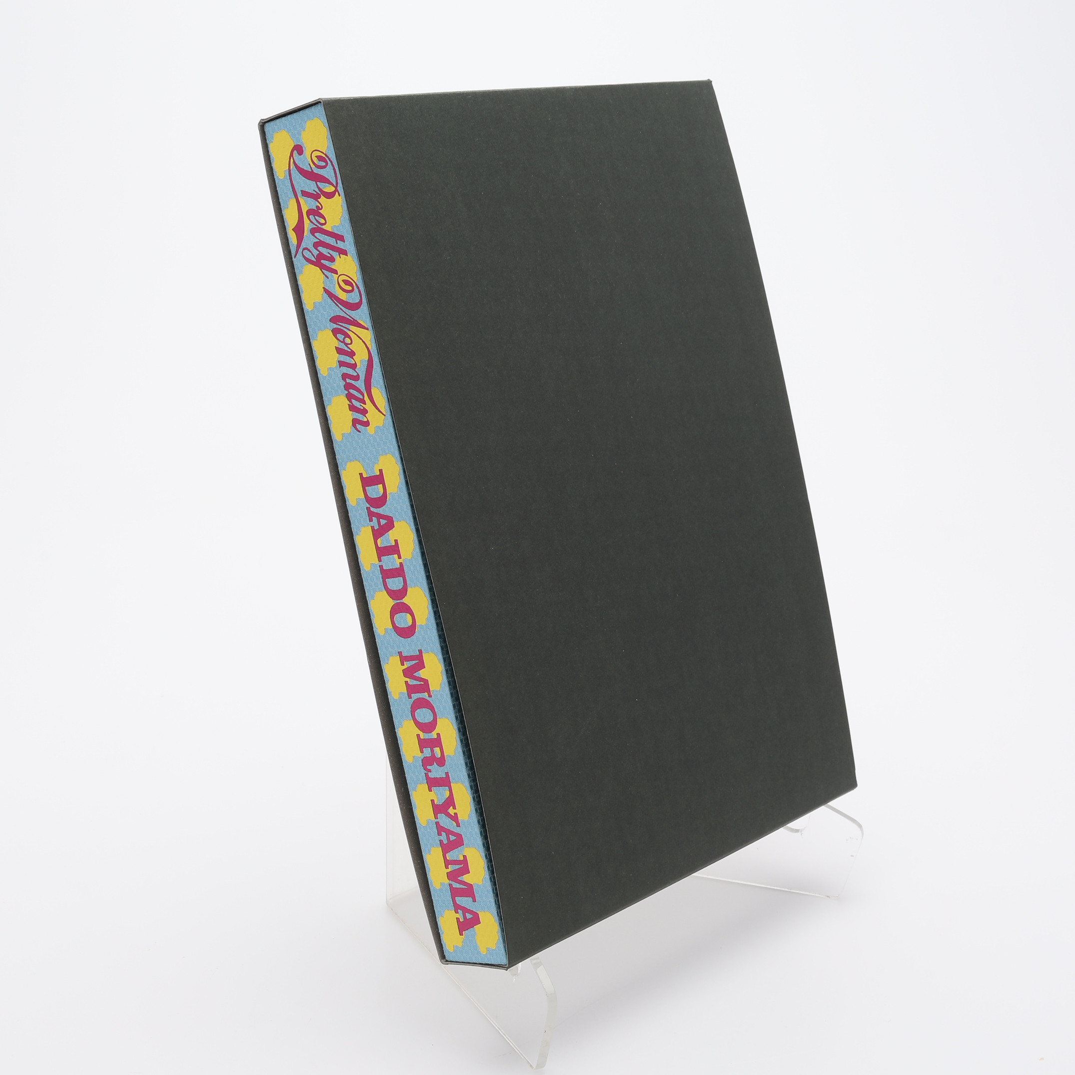 FOTO. DEN JAPANSKE FOTOGRAFEN DAIDO MORIYAMA'S PRETTY WOMAN 2017 TRYCKT I 900. EXEMPLAR - SIGNERAD MED SILVERTUSCH.