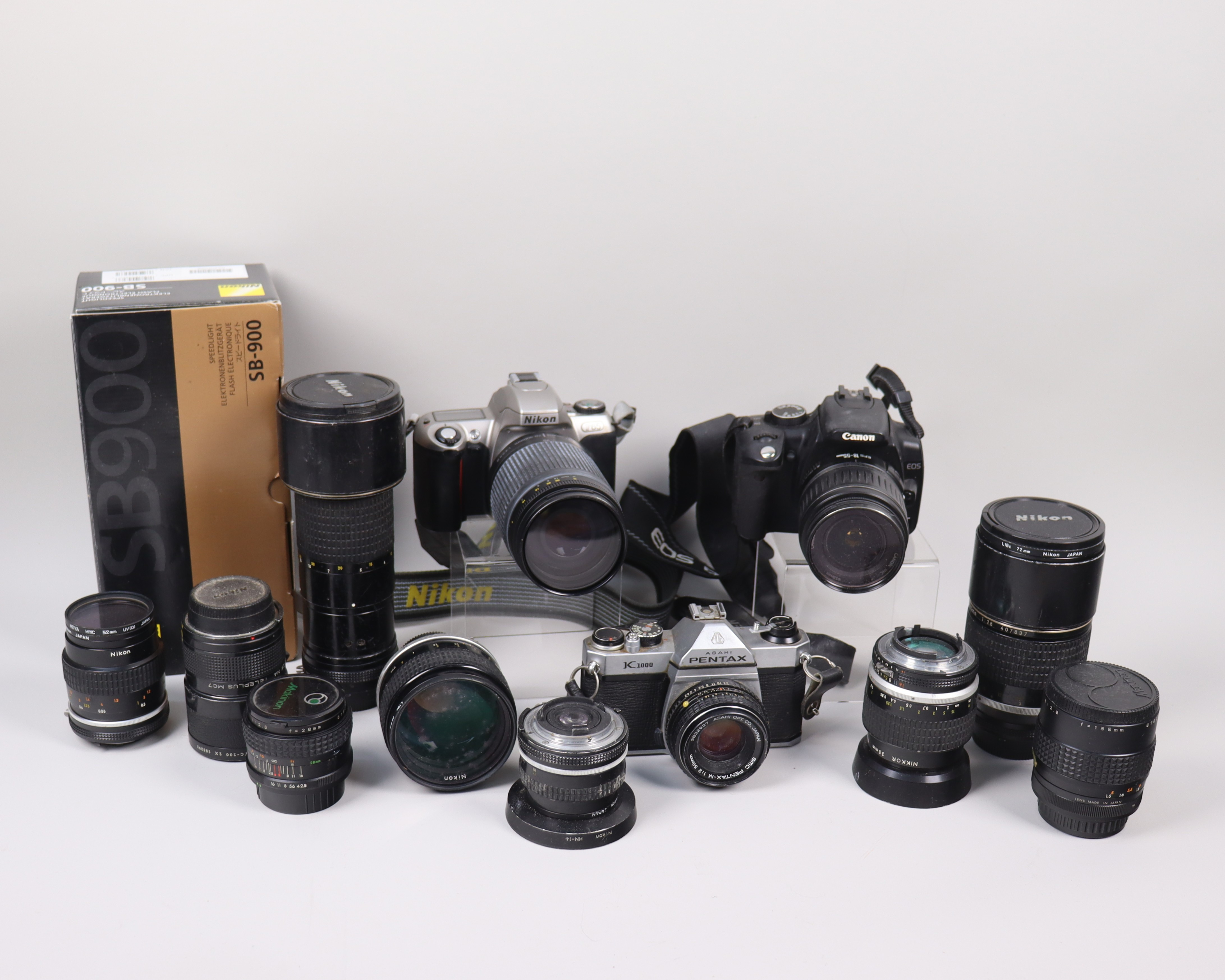 KAMERAUTRUSTNING, Canon EOS 350D, Nikon F65, Asahi Pentax K1000 samt diverse objektiv.
