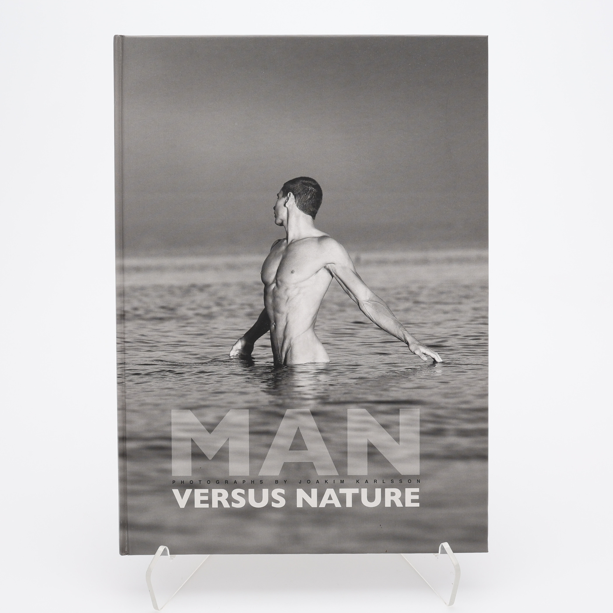 FOTO. DEN SVENSKE FOTOGRAFEN JOAKIM KARLSSONS MAN VERSUS NATURE 2007 MED FOTOGRAFIER PÅ NAKNA MÄN.