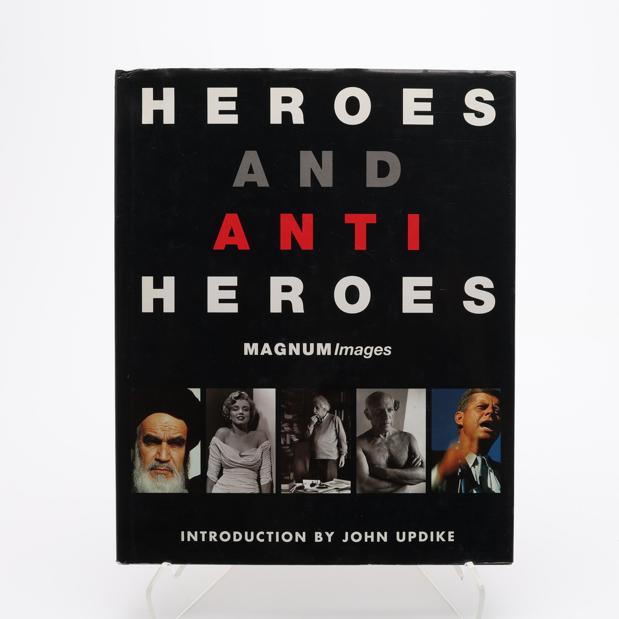 FOTO. MAGNUM-FOTOGRAFERNAS BILD AV 1900-TALET MED 208 SVART-VITA OCH 23 KOLORERADE FOTOGRAFIER.