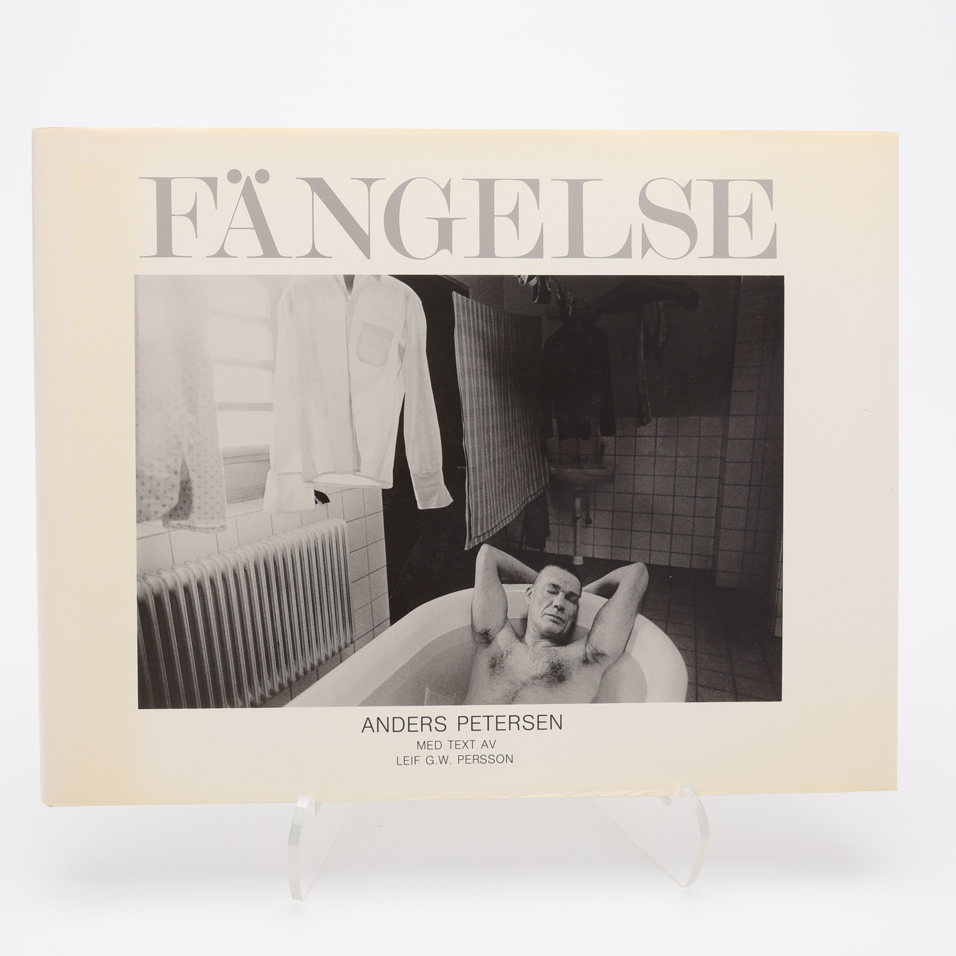 FOTO. ANDERS PETERSENS FÄNGELSE MED TEXT AV LEIF G. W. PERSSON I FÖRSTA UPPLAGAN MED ANDERS PETERSENS SIGNATUR MED HELA NAMNET.