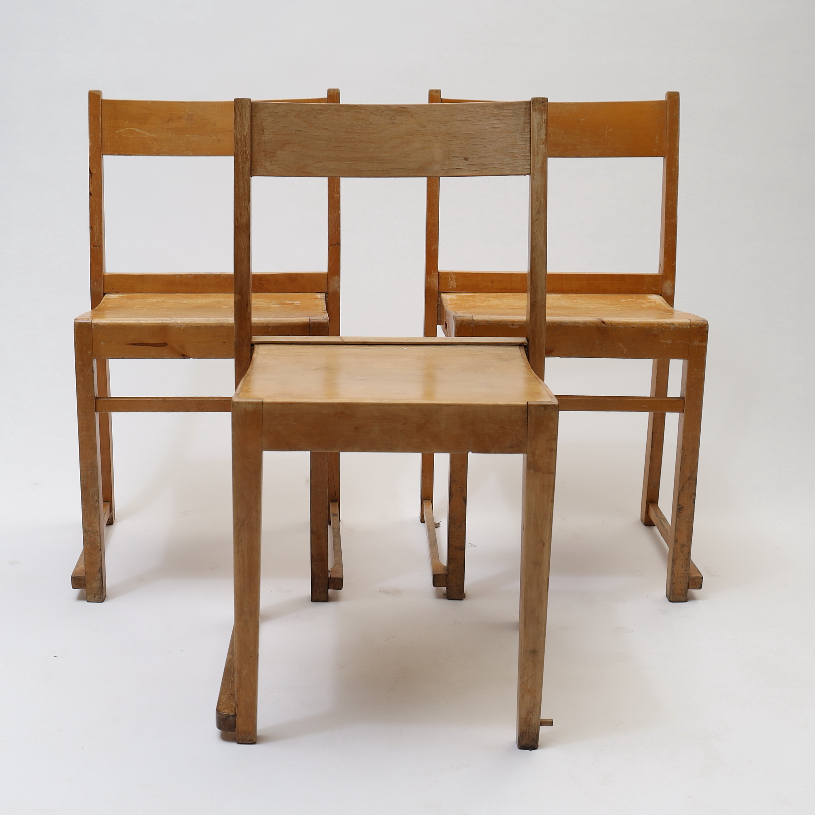 SVEN MARKELIUS. Stapelstolar "Orkesterstolen" 3 stycken, 1900-talets mitt.