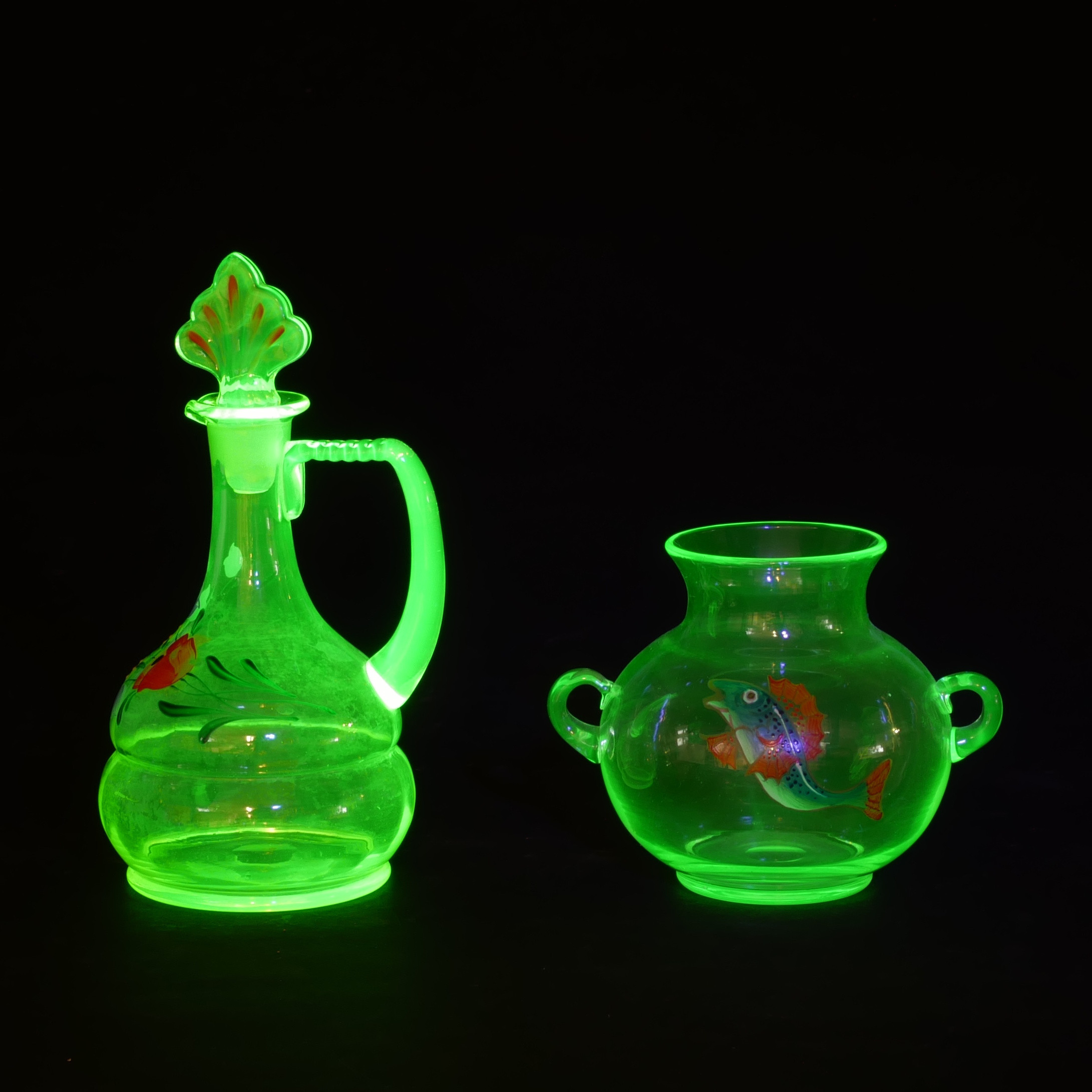 KARAFFER OCH HÄNKELVAS, 4 st, bla uranglas, 1900-talets första hälft.