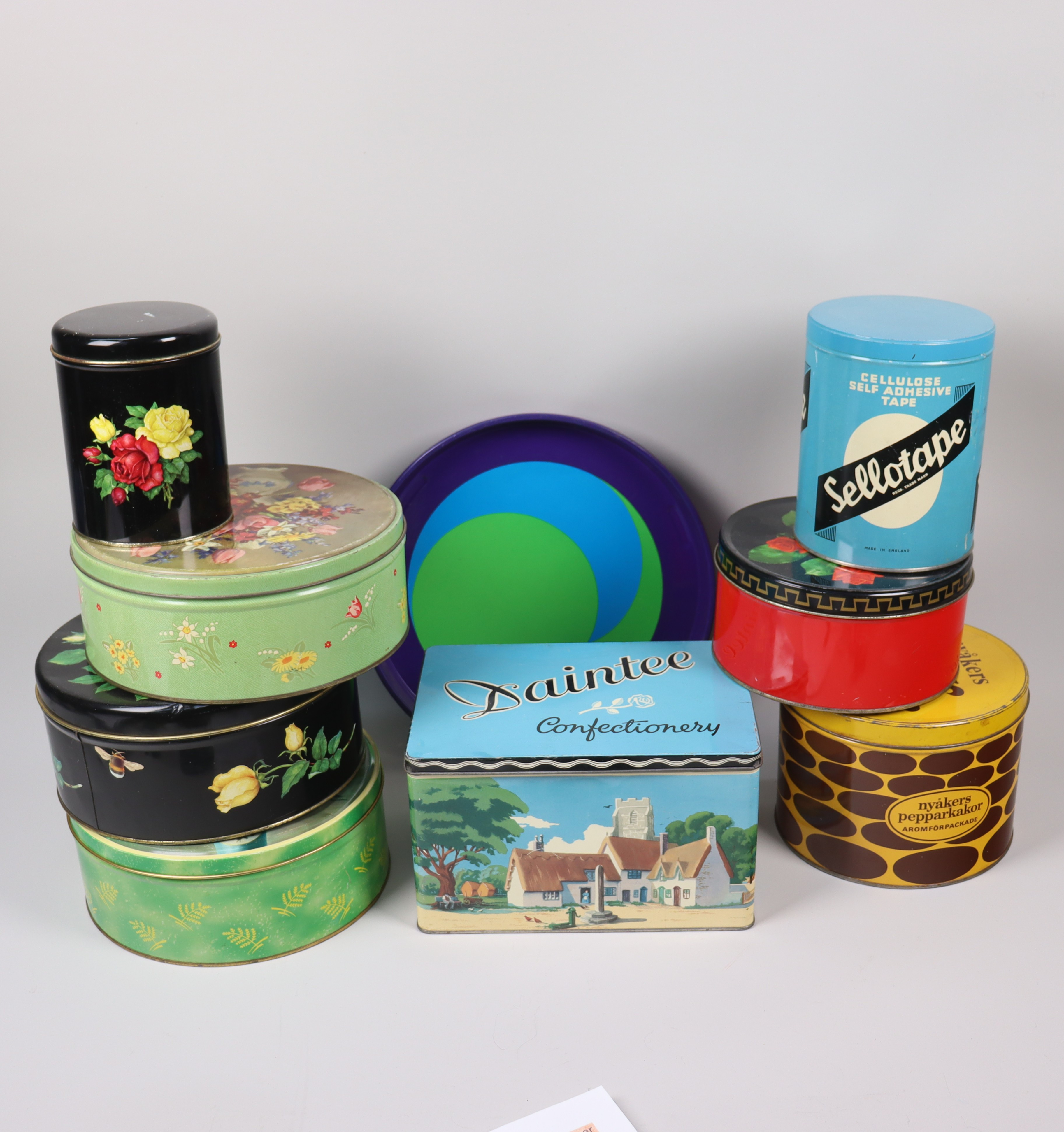 PLÅTBURKAR och bricka, Sellotape, mm, 9 delar.