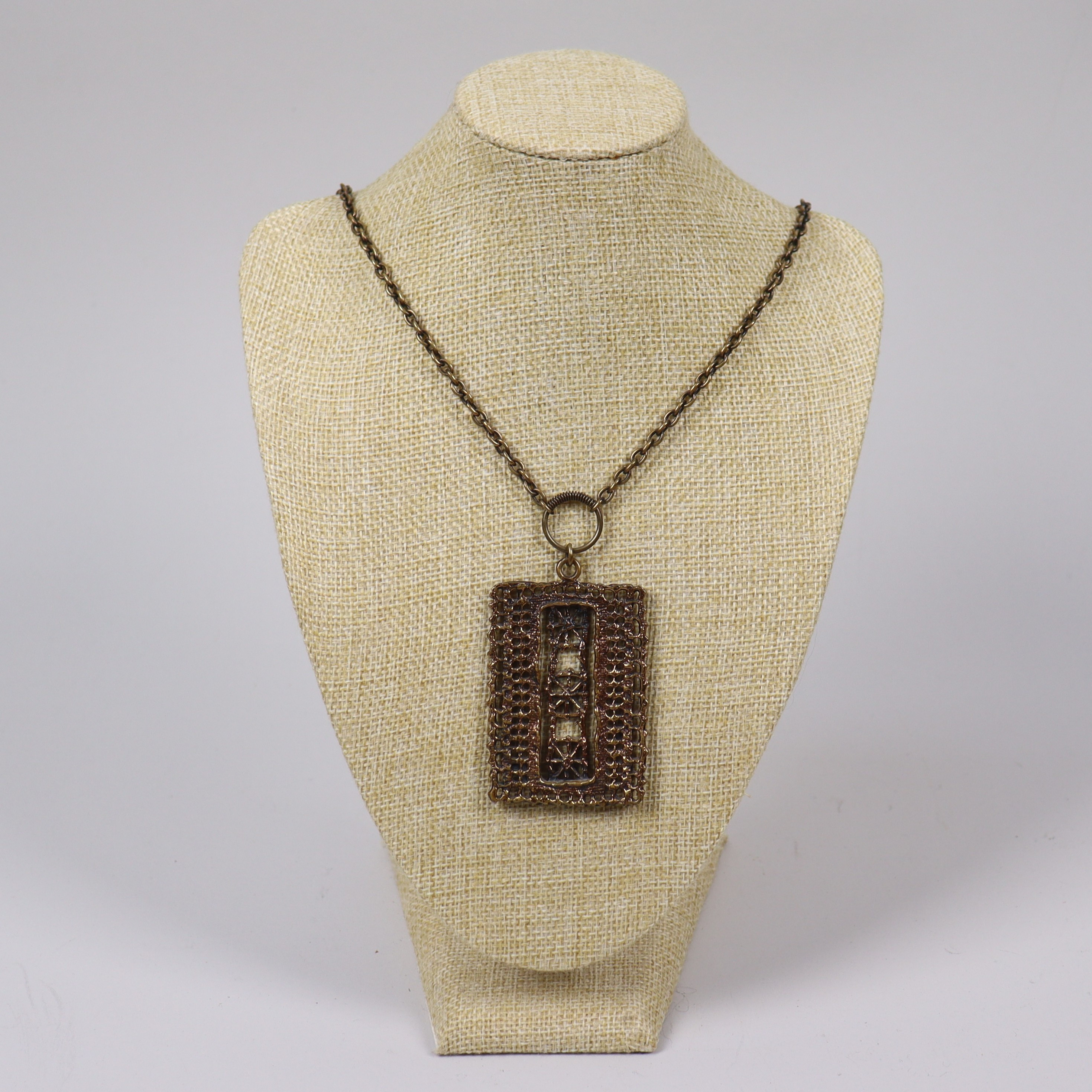 PENTTI SARPANEVA. halsband och hänge i brons, Finland.