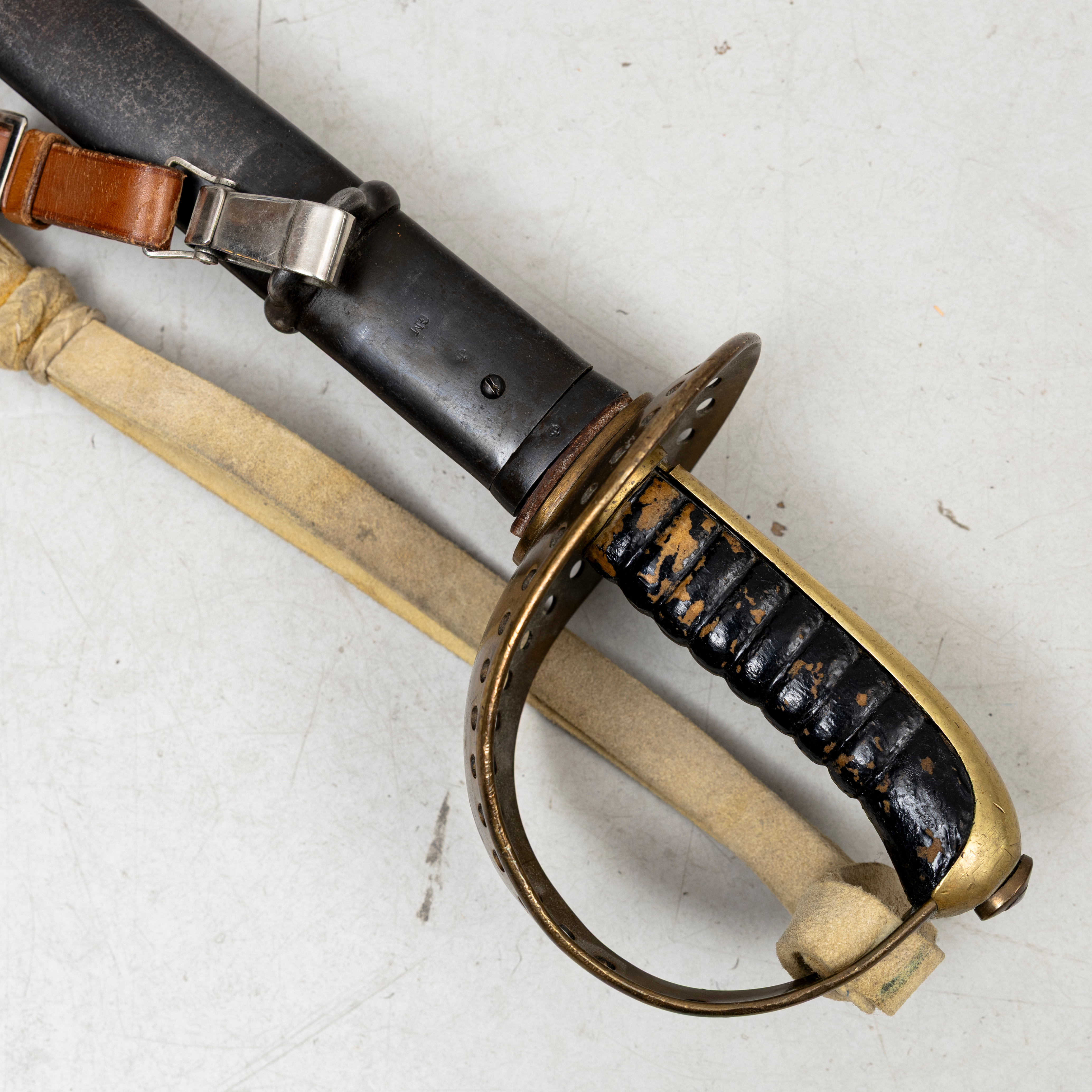 SABEL, svensk, m/1893, för kavallerimanskap, med nummerriktig balja samt handrem m/1827 och läderrem.