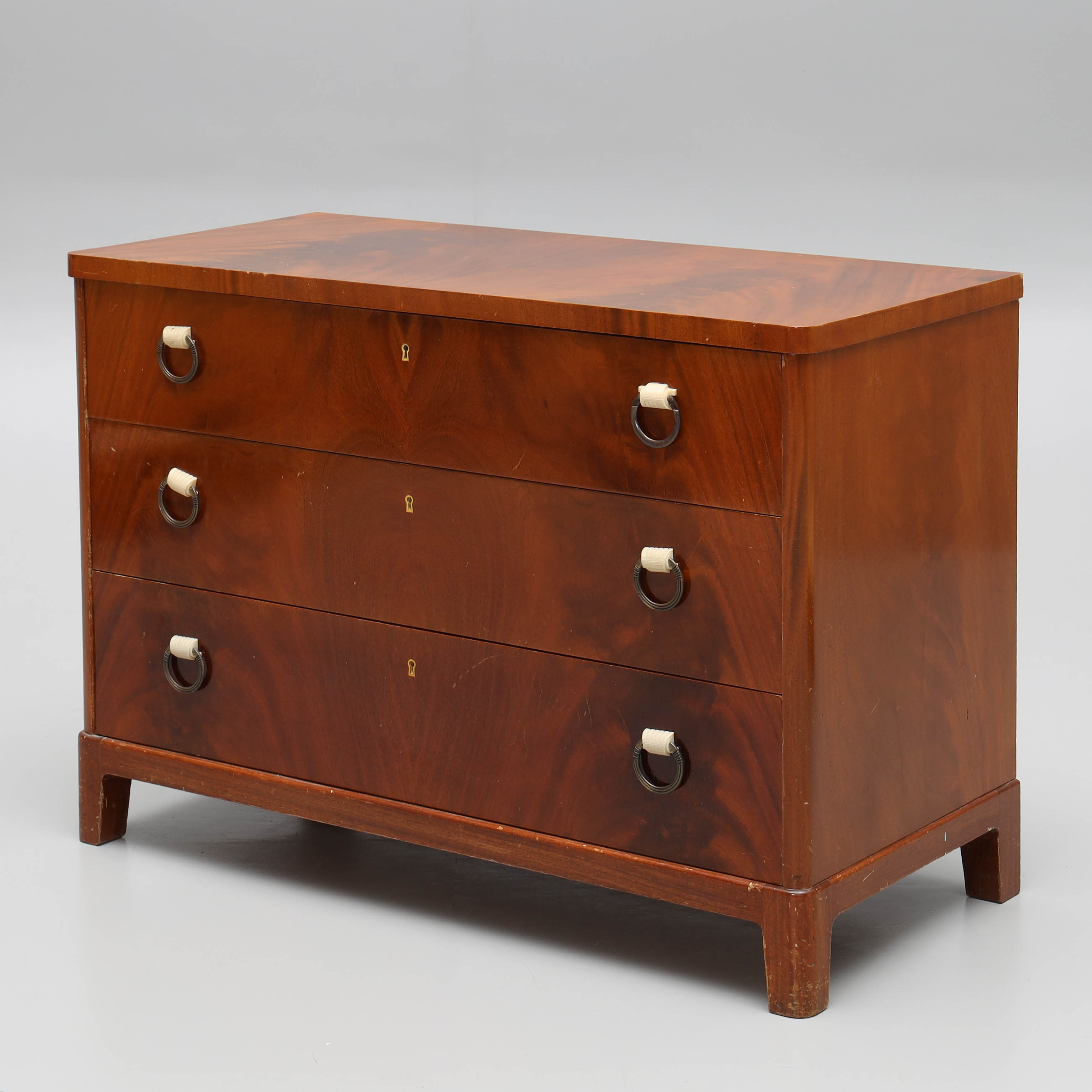 BYRÅ, 3-lådor, mahognyfanér, swedish modern, 1930/40-tal.