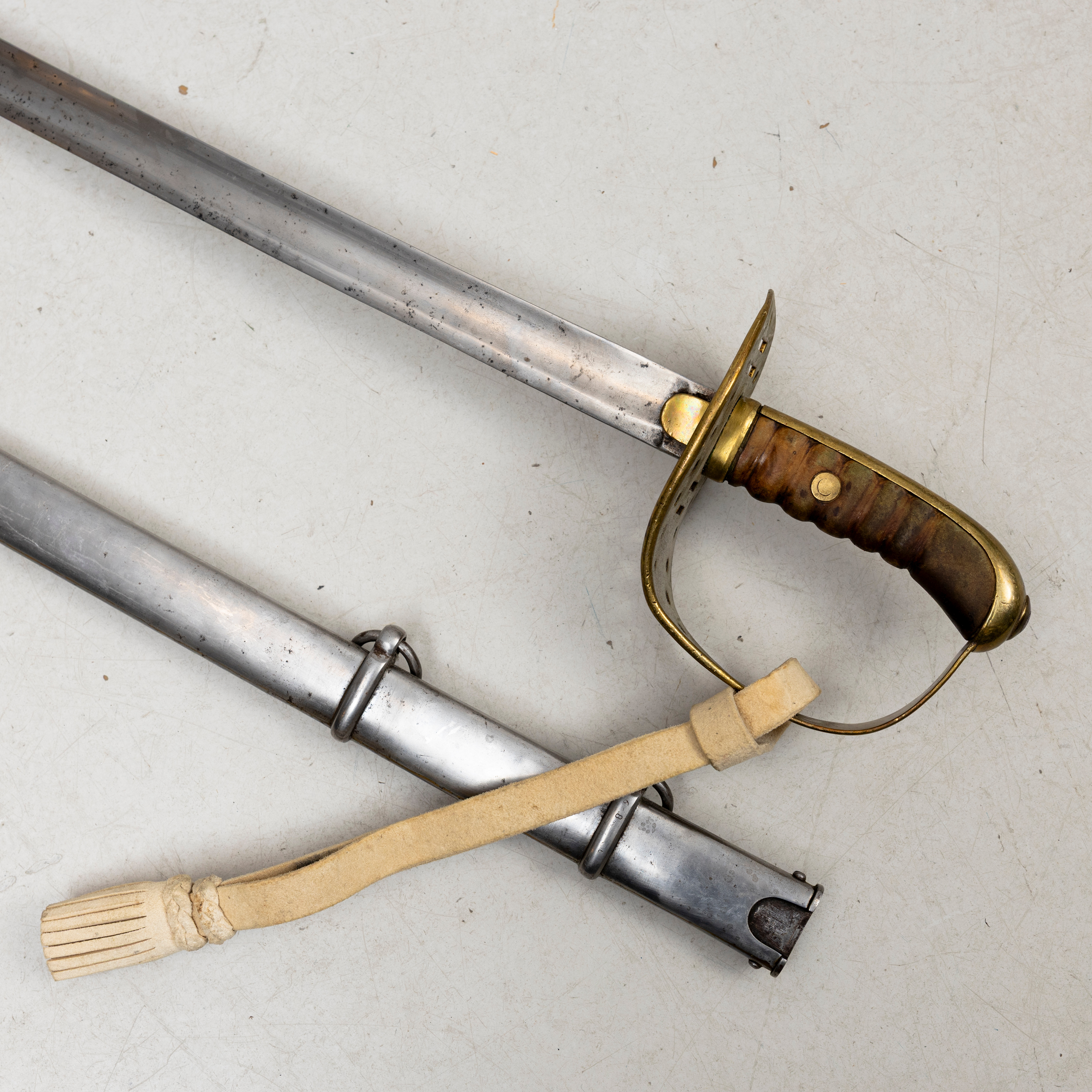 SABEL, svensk, m/1867 för kavallerimanskap, med balja samt handrem m/1827.