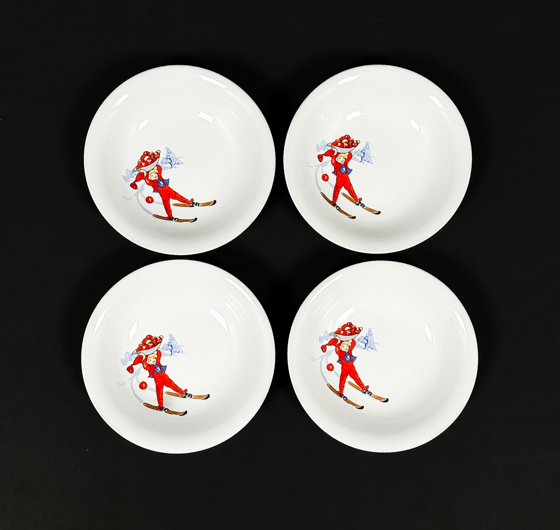 AINA STENBERG. GRÖTTALLRIKAR, 4 st, "Tomtejul", porslin, Rörstrand.