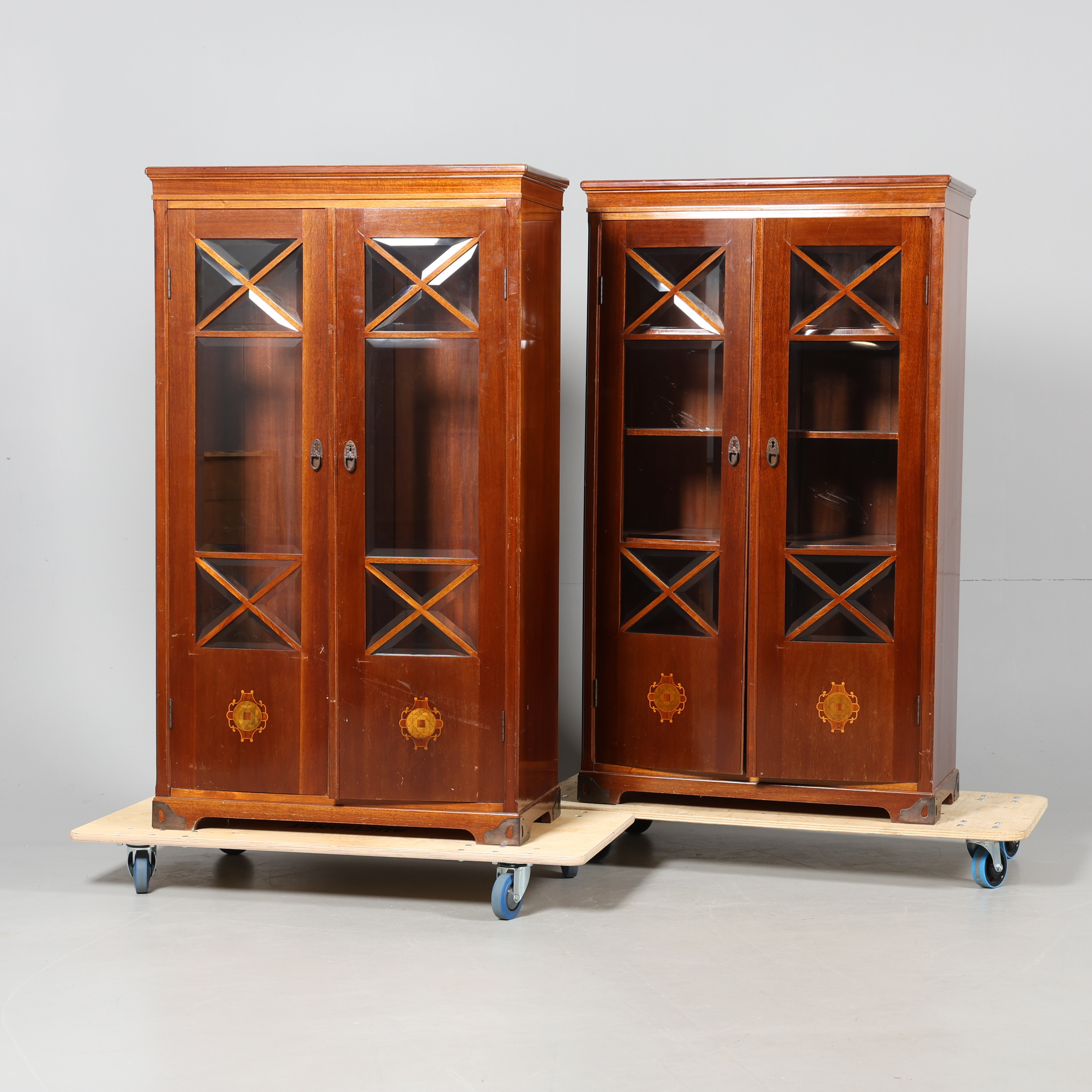 VITRINSKÅP, 1 par, 1900-tal.