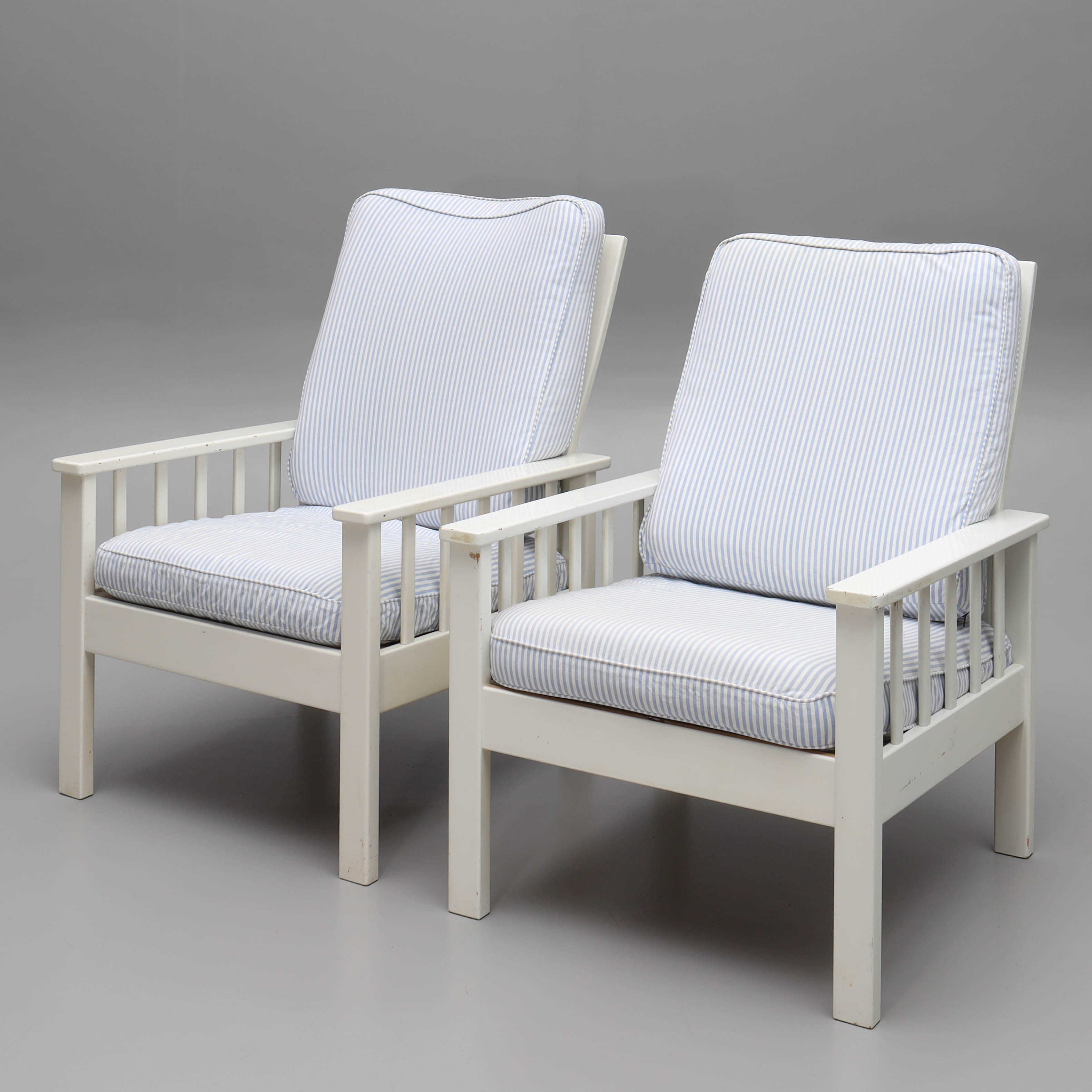 FÅTÖLJER, ett par, bemålade, randig klädsel, 1900-talets senare del.