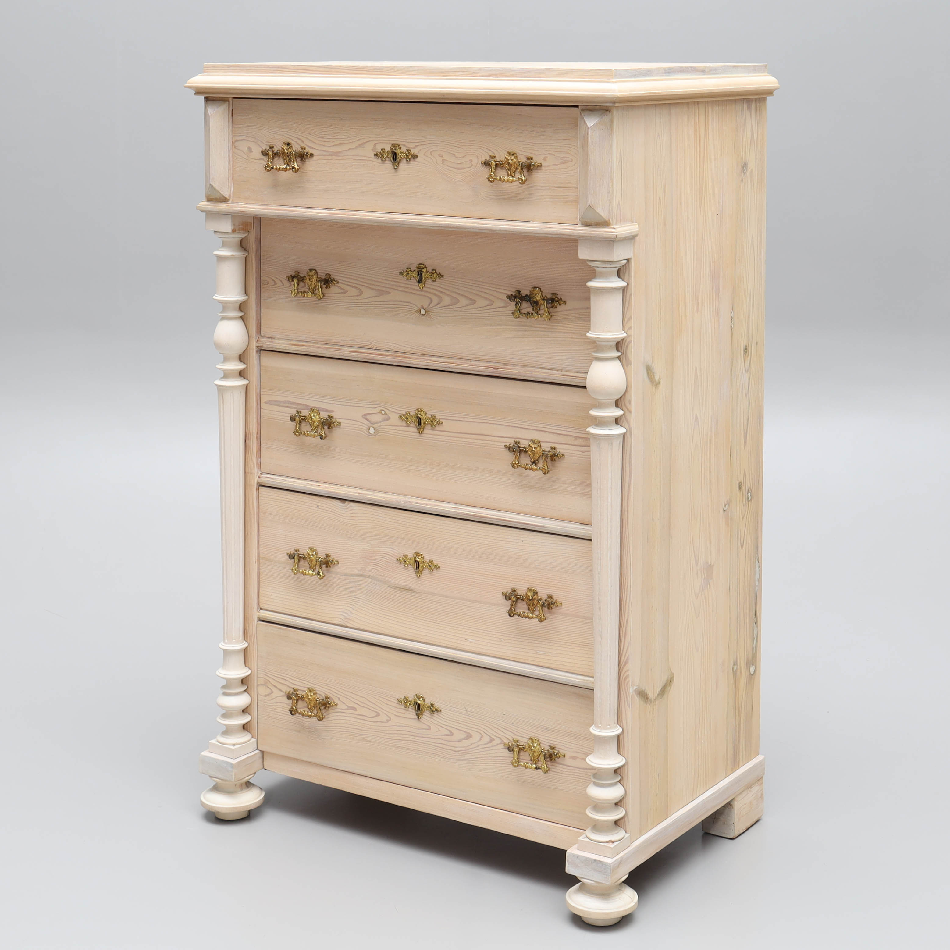 HERRBYRÅ, vitlaserad, nyrenässans stil, 1900-tal.