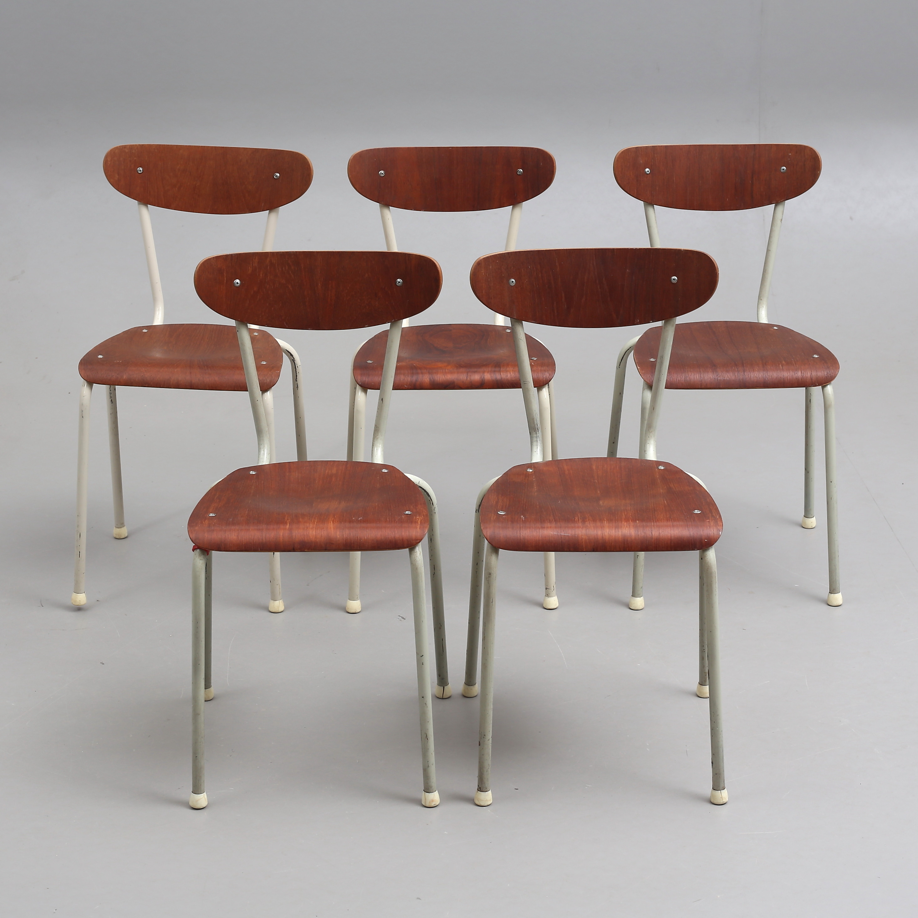 STOLAR, 5 st, stapelbara, trä/metall, omkring 1900-talets mitt.