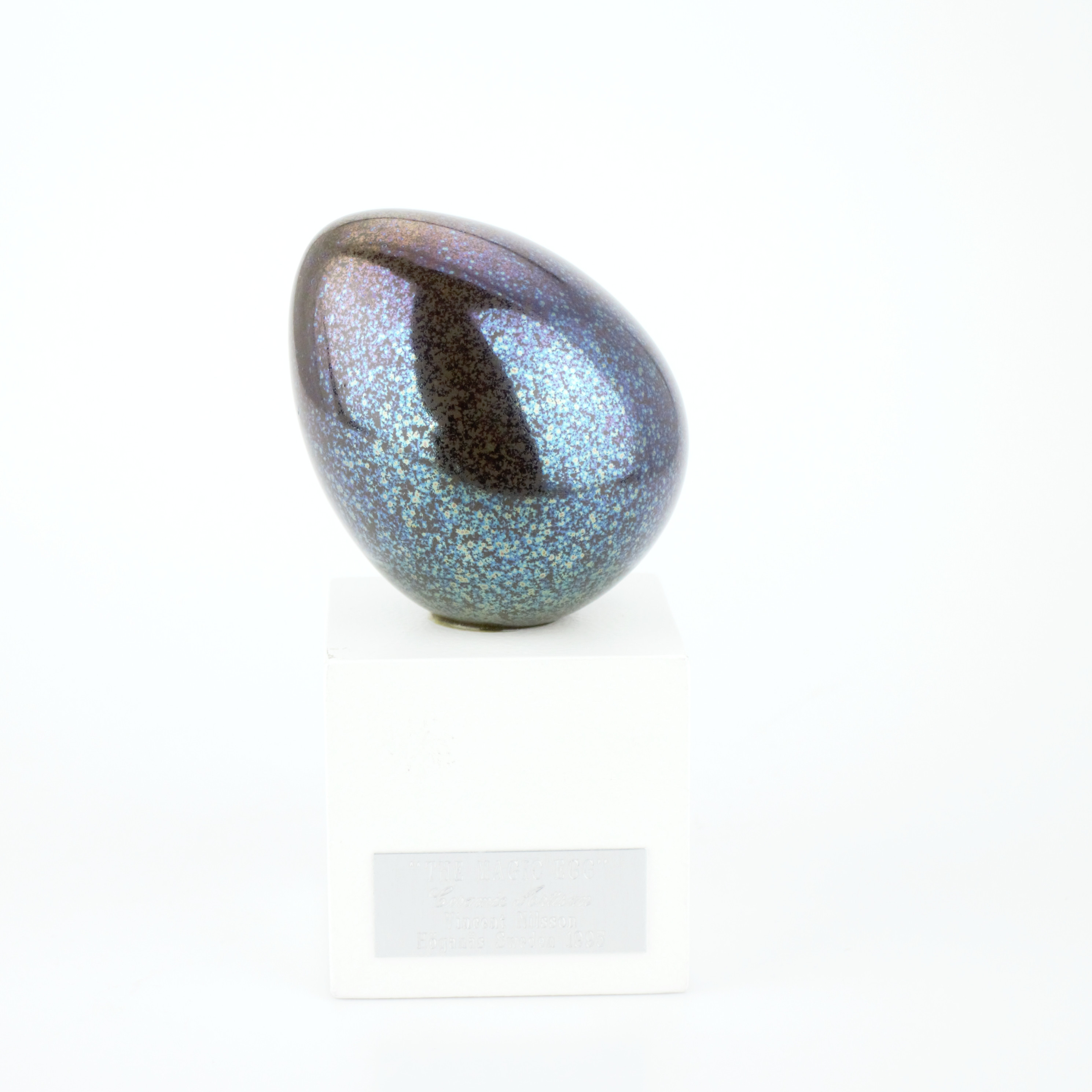 VINCENT NILSSON. Skulptur, "Magic egg", keramik-ägg med lysterglasyr, plakettmärkt, Höganäs, 1995.
