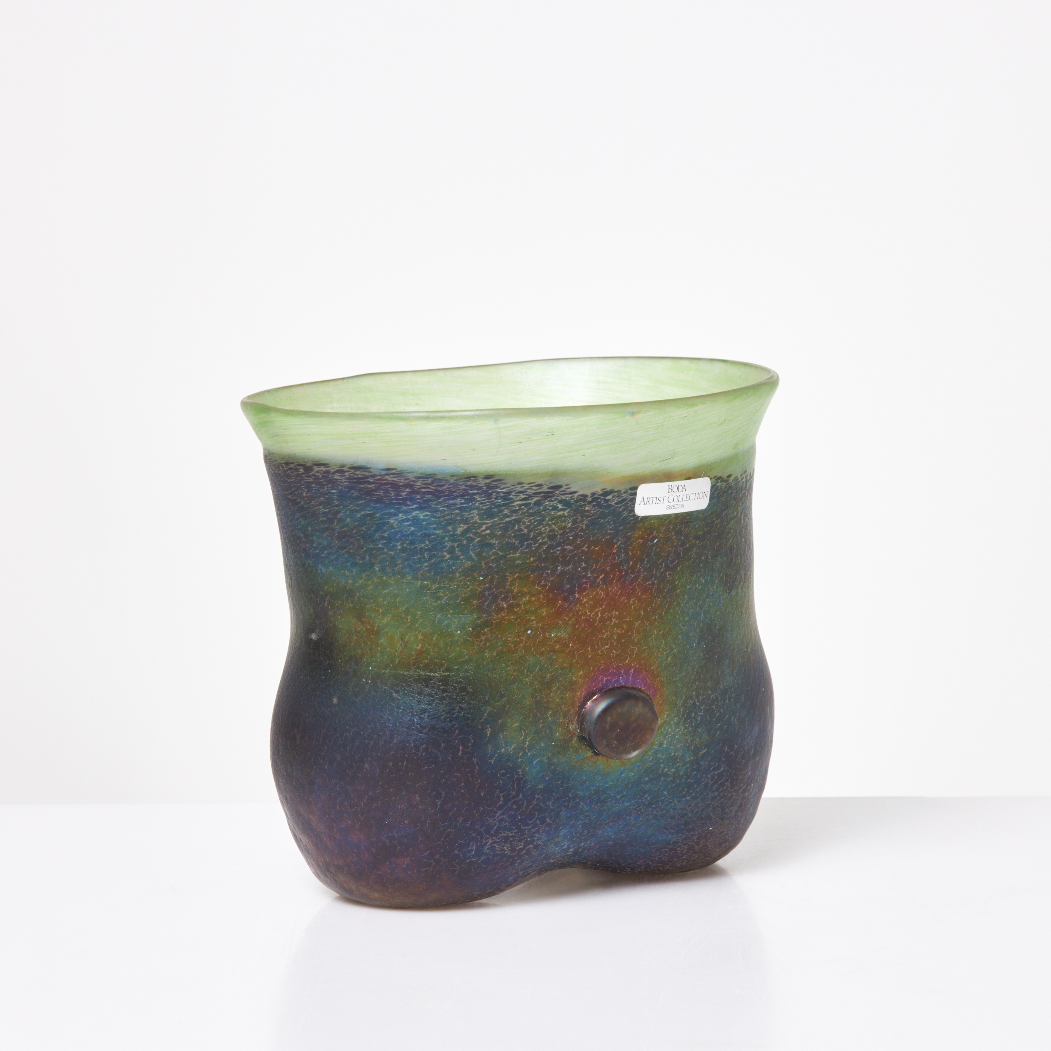 BERTIL VALLIEN. vas, "Vulcano", glas, Artist Collection, Boda, signerad.