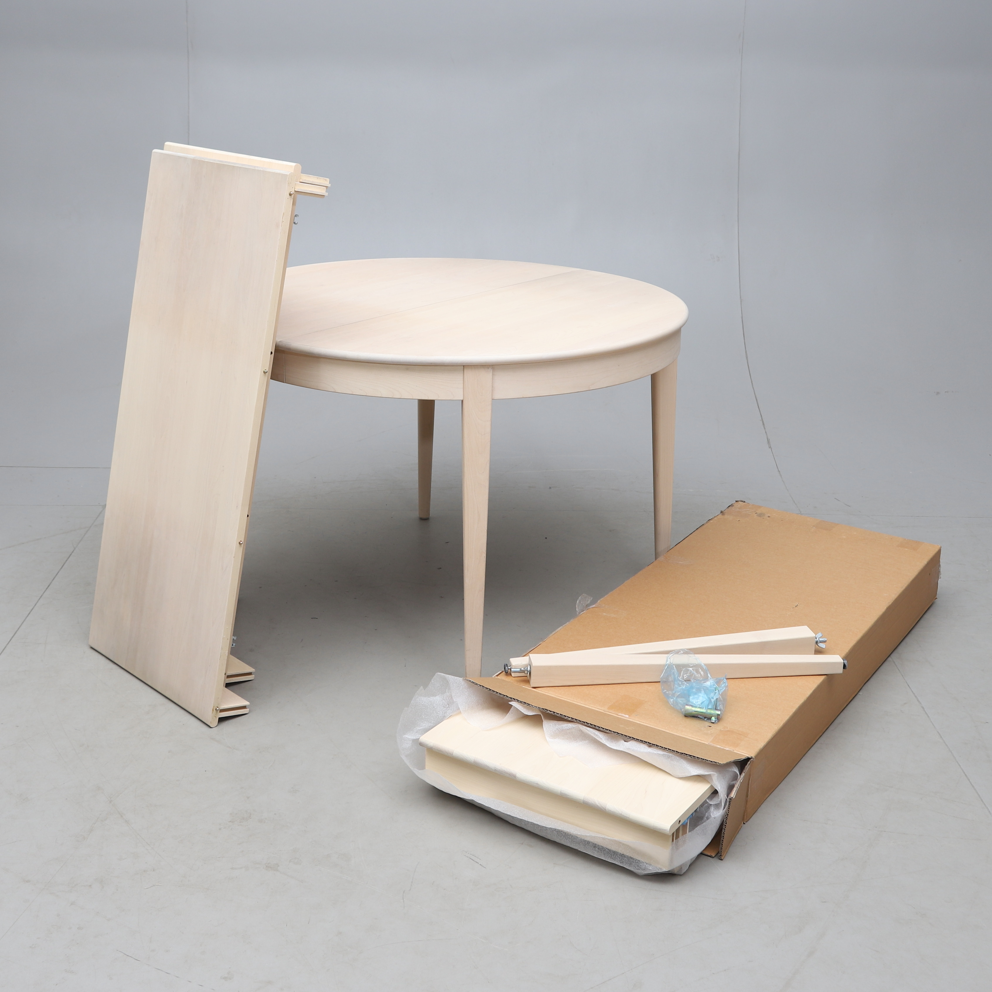 NIRVAN RICHTER. Matbord runt, björk, 1+4 delar, Norrgavel, i produktion sedan 2010.