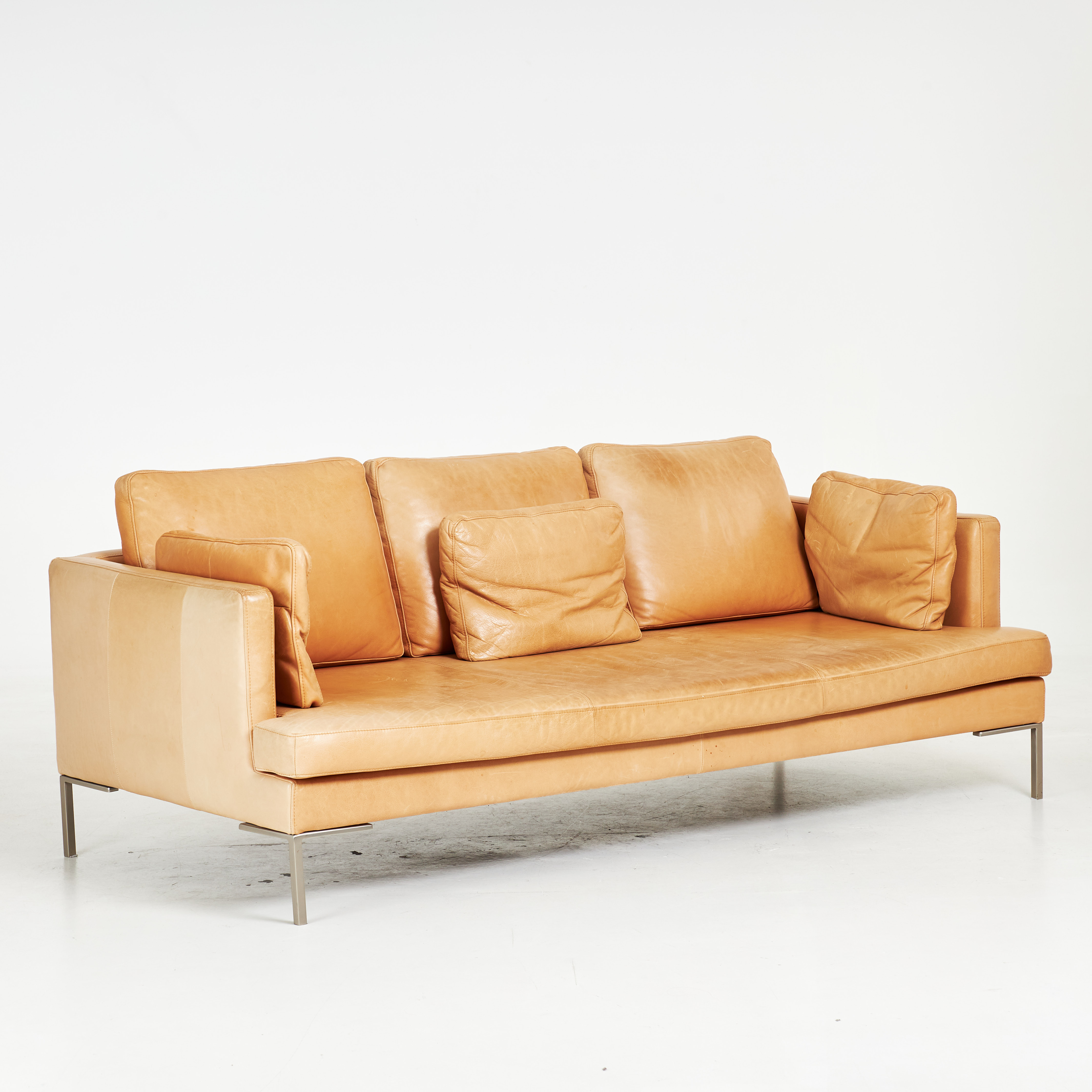 SOFFA. Boconcept, modell "Ista", 3-sits, naturfärgat läder, lösa plymåer, samtida.