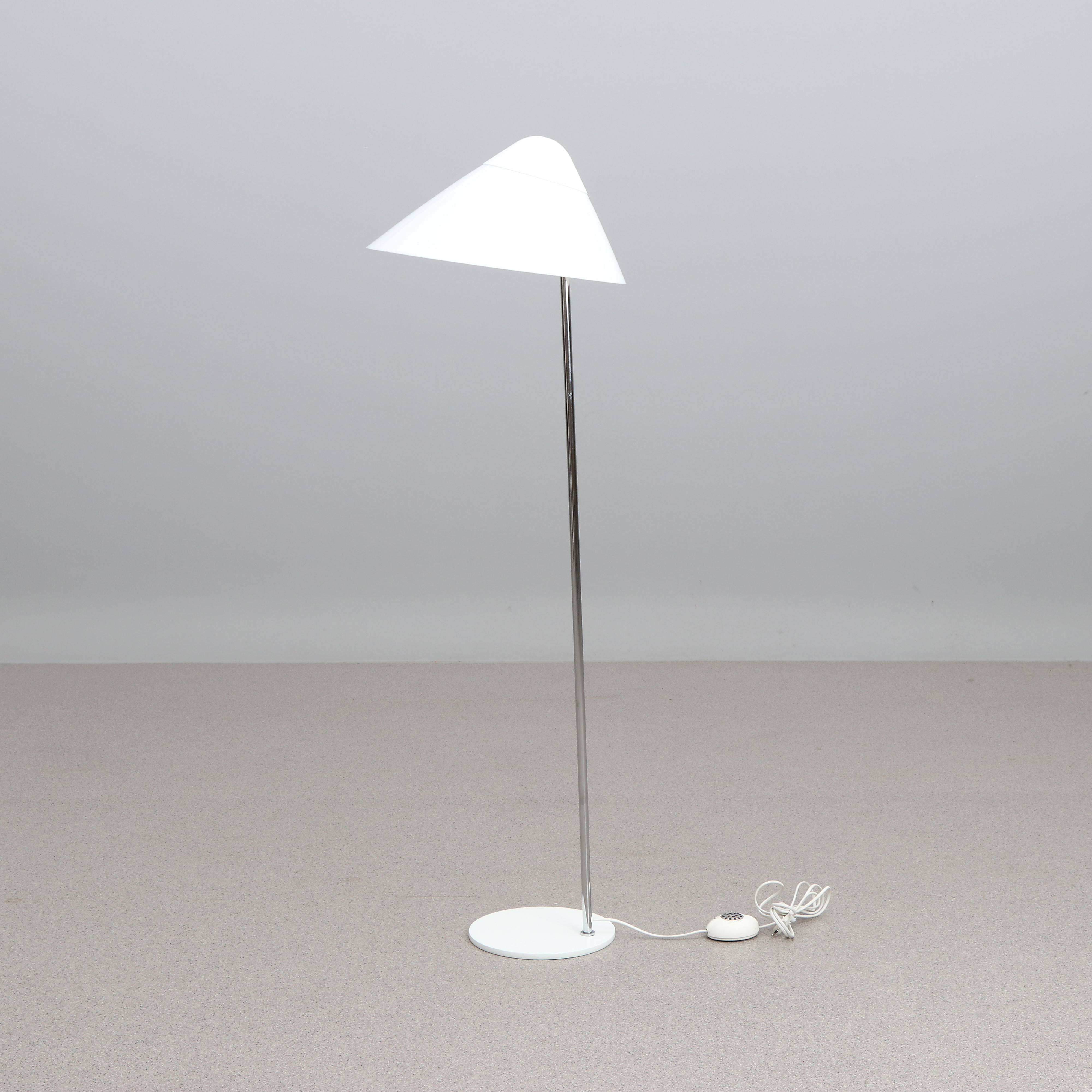 HANS J WEGNER. GOLVLAMPA. Lackerad och förkromad metall med akrylskärm. "Opala", Pandul, Denmark.