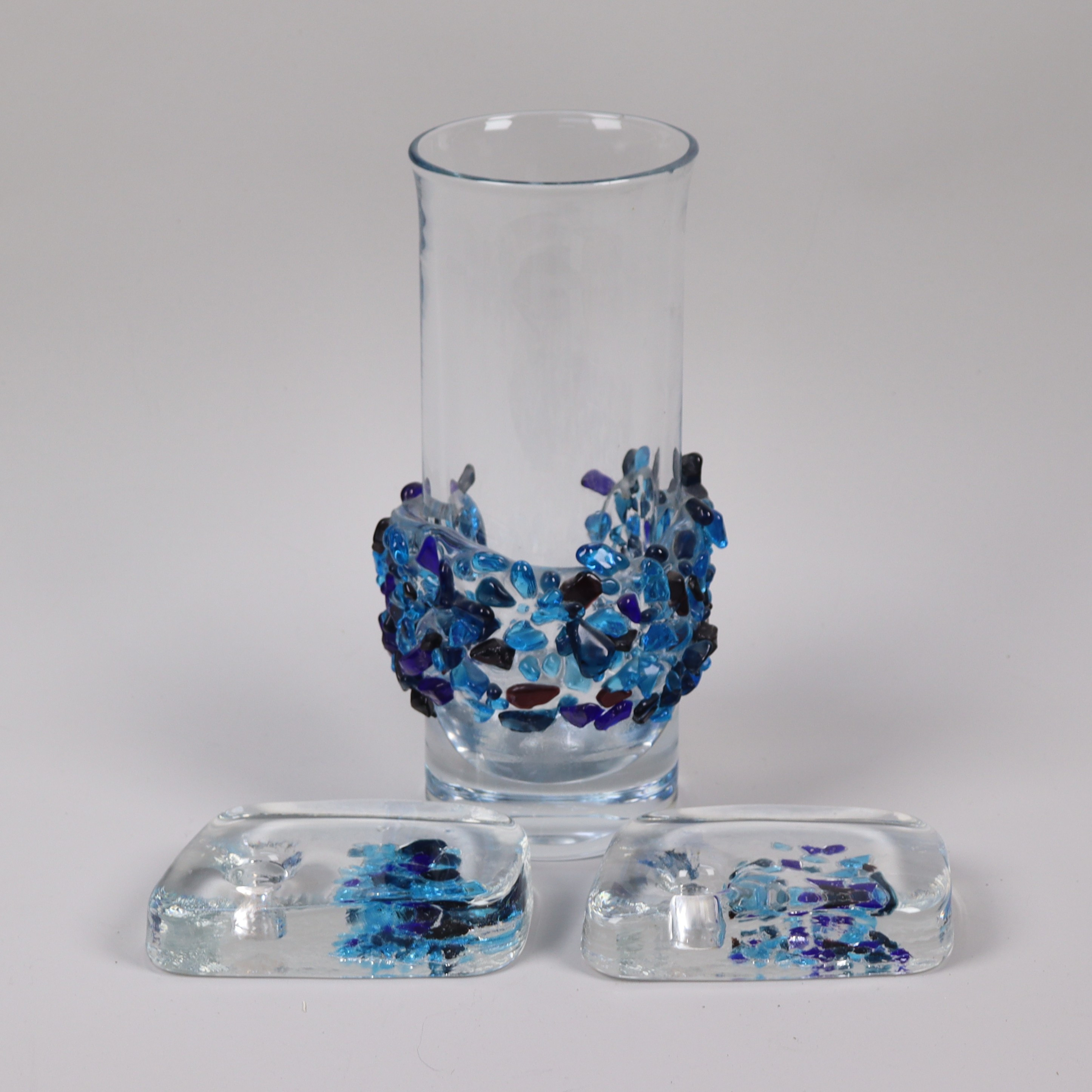 VAS OCH LJUSSTAKAR, glas med blå reliefdekor, 3 delar.