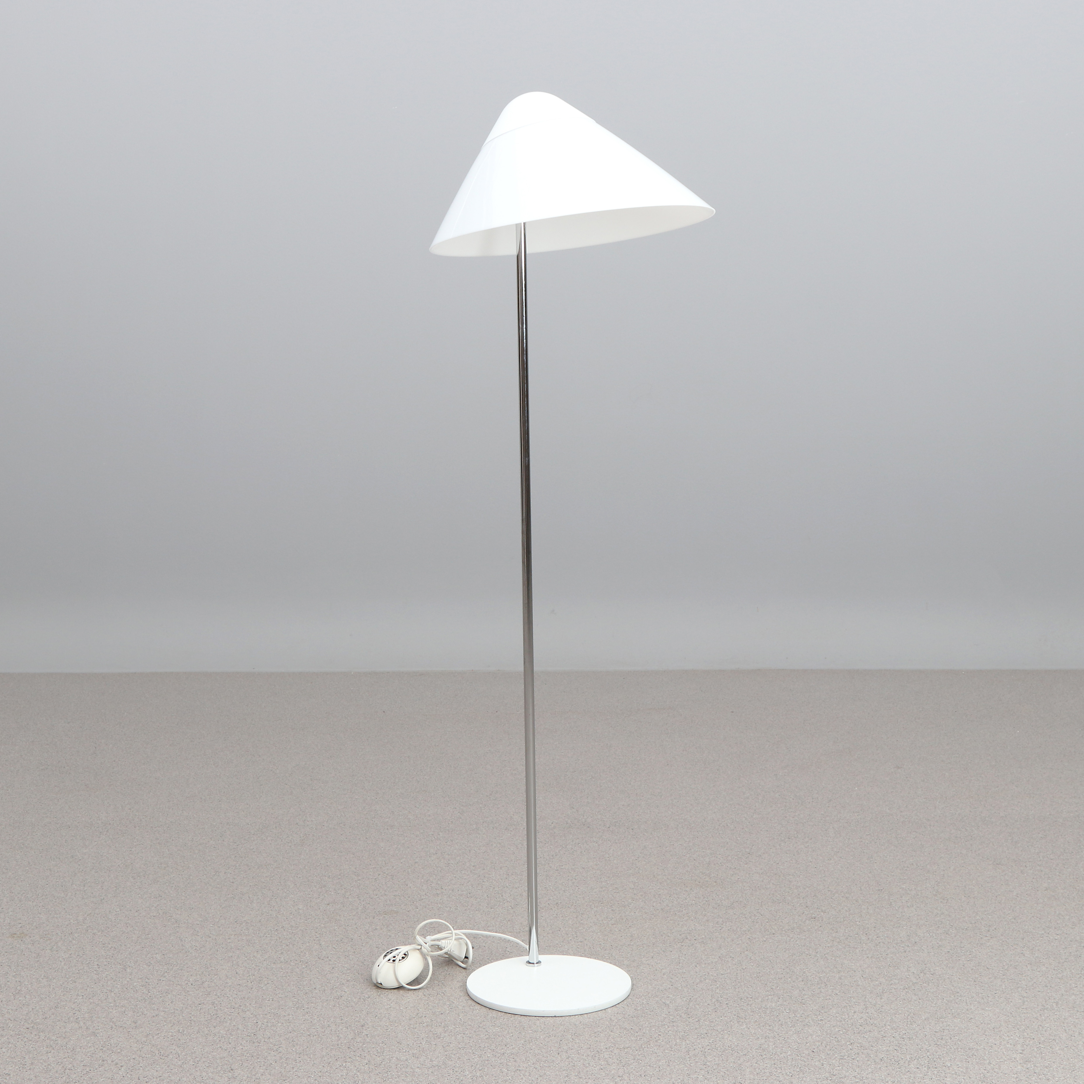 HANS J WEGNER. GOLVLAMPA. Lackerad och förkromad metall med akrylskärm. "Opala", Pandul, Denmark.