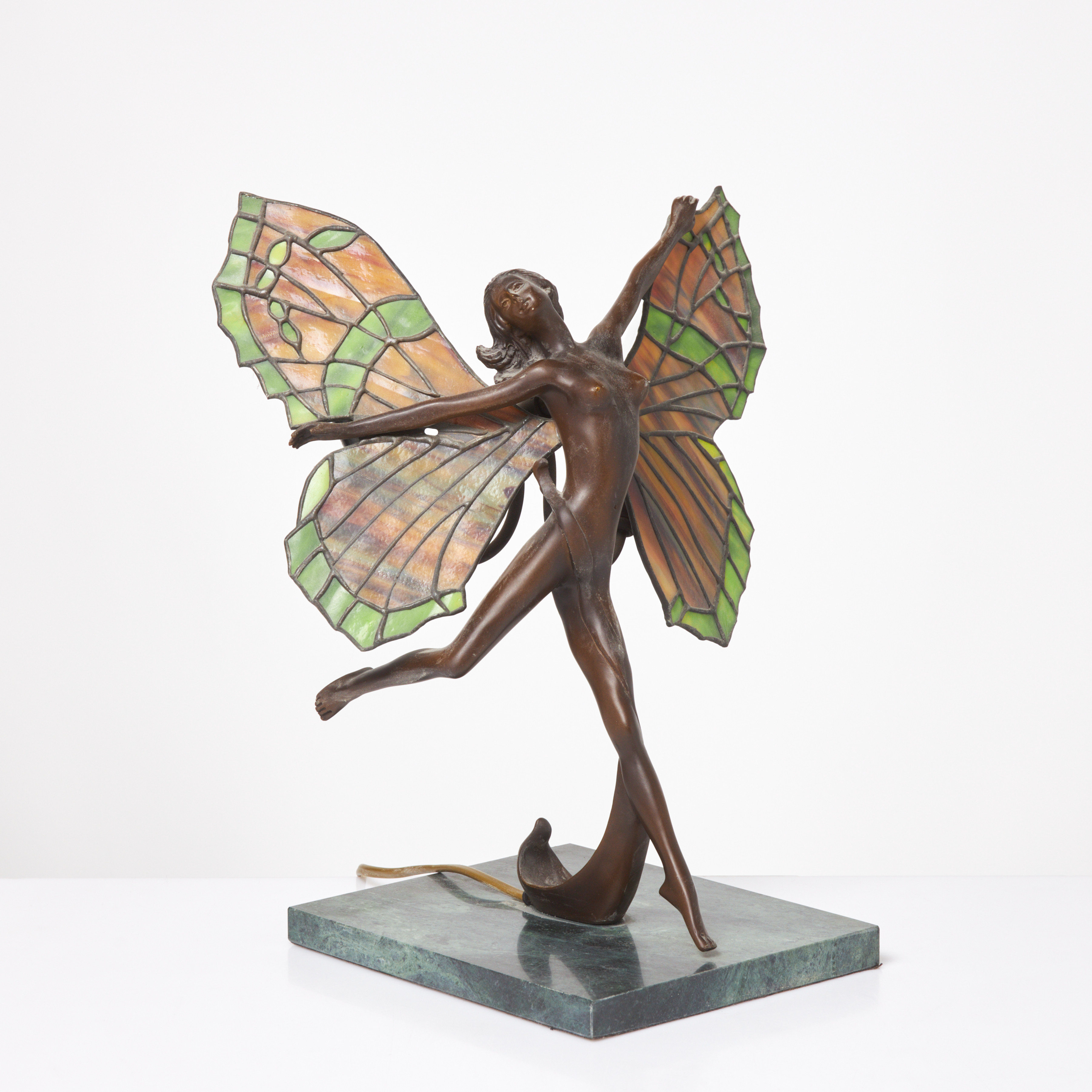 BORDSLAMPA, i form av älva, art deco-stil, brons samt polykromt färgat glas, på sockel i grön marmor, märkt Adolph i godset.