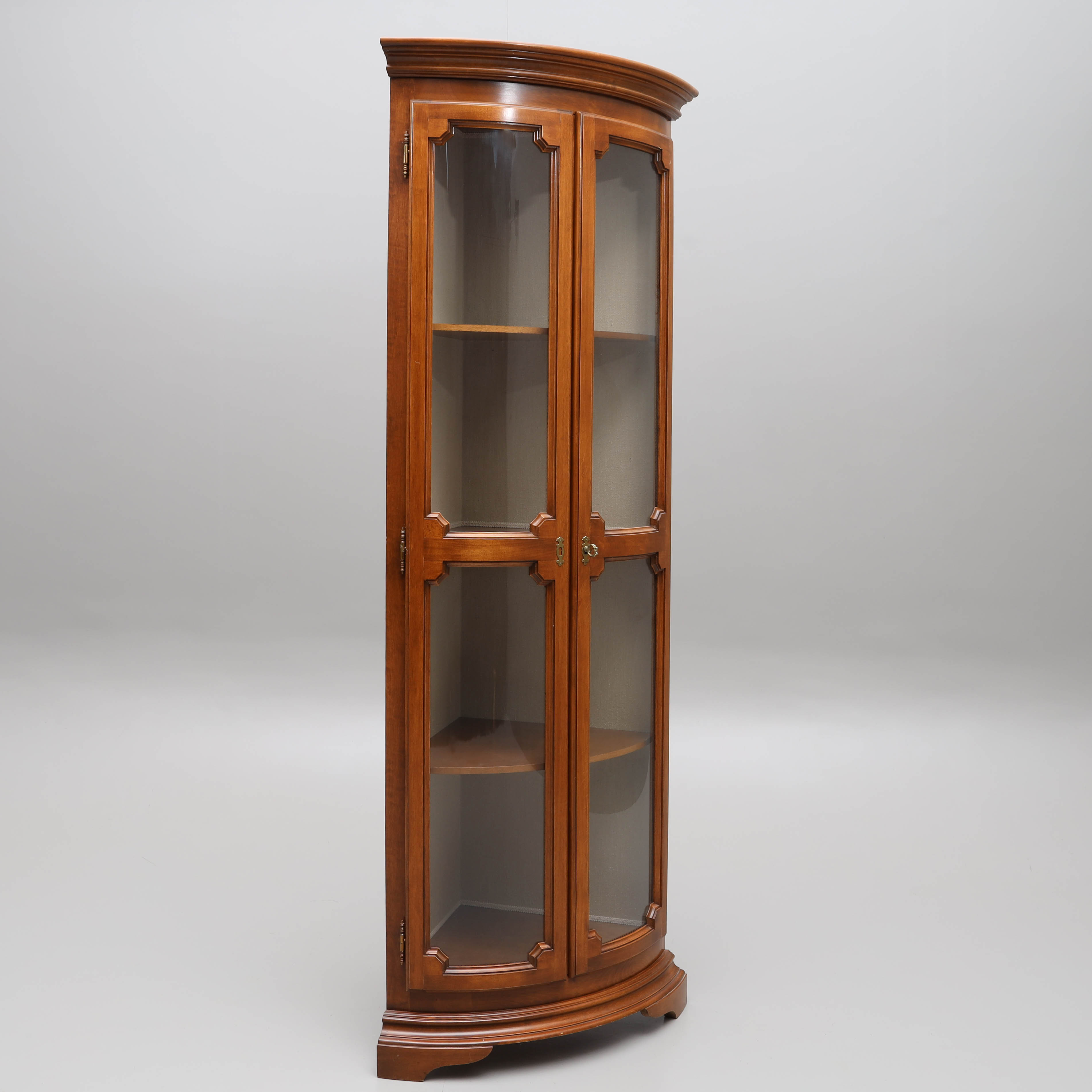 HÖRNSKÅP, vitrinskåp, välvd front, Selva, Italien.