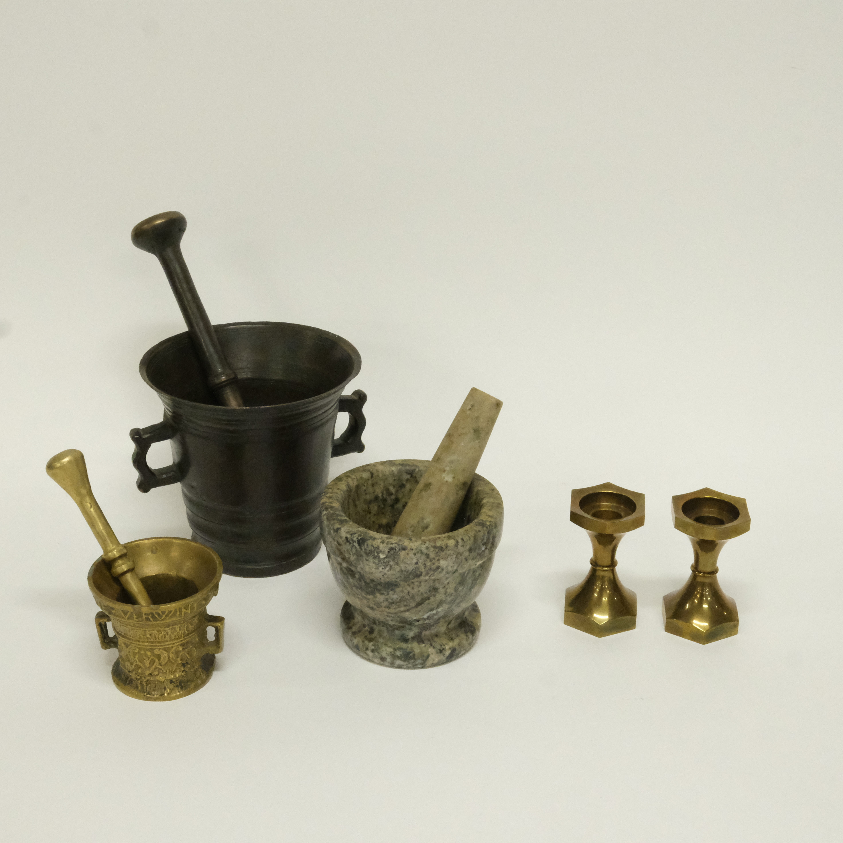 TRE MORTLAR, I PAR LJUSSTAKAR.