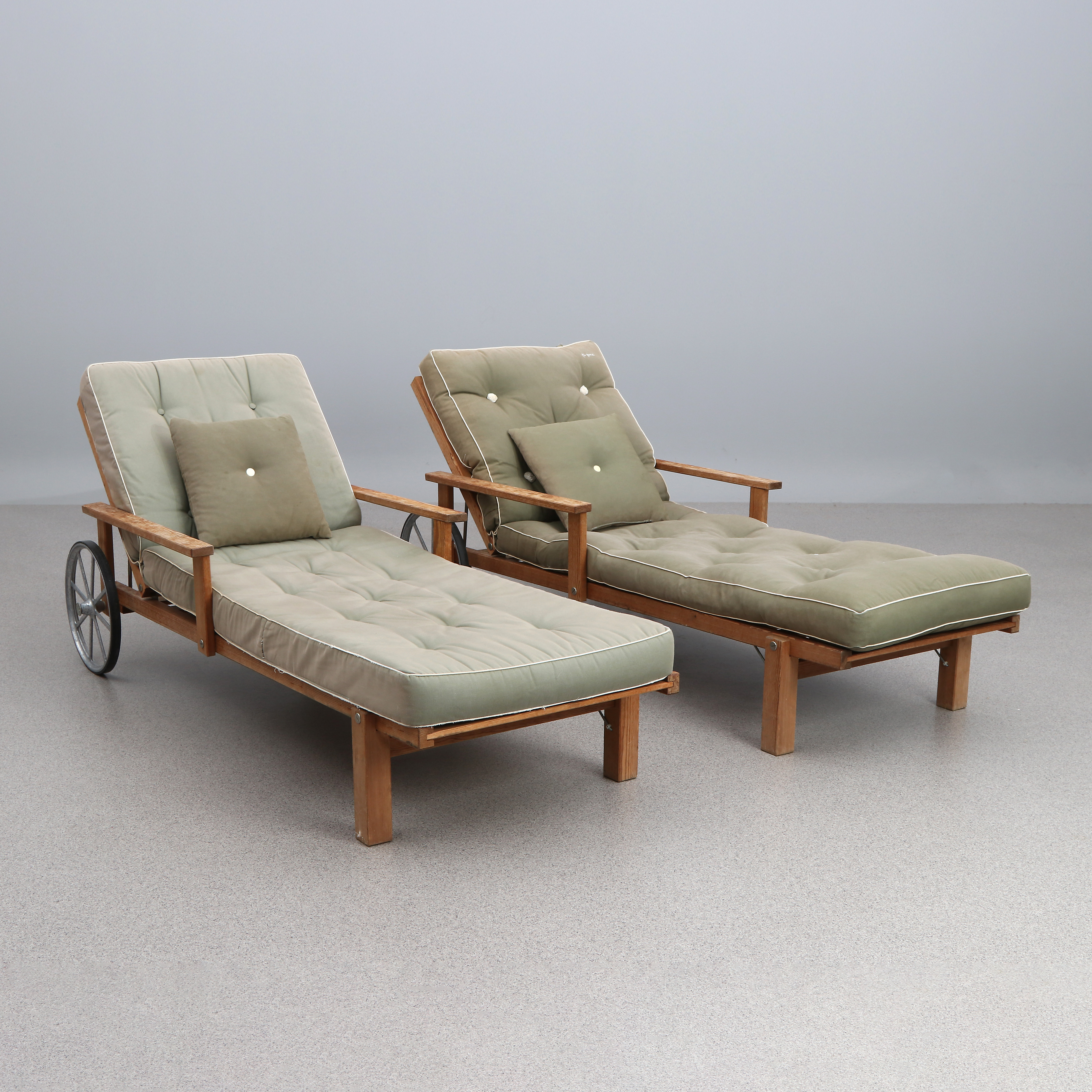 ELSA STACKELBERG. SOLSÄNGAR, ETT PAR. Furu med textilklädda dynor. Fri Form, 1900-/2000-tal.