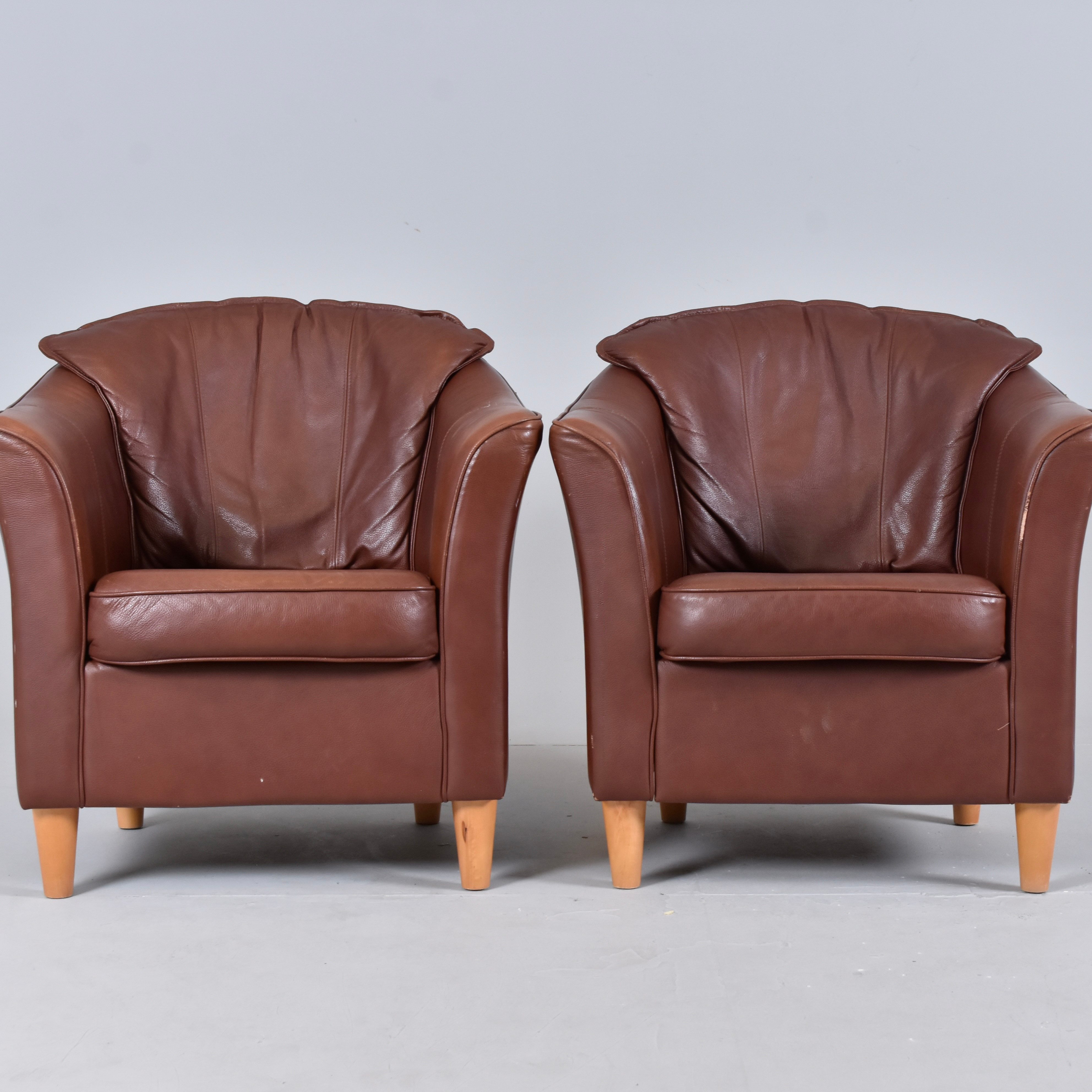 FÅTÖLJER 1 par, brun skinnklädsel, Viiolante Norge.