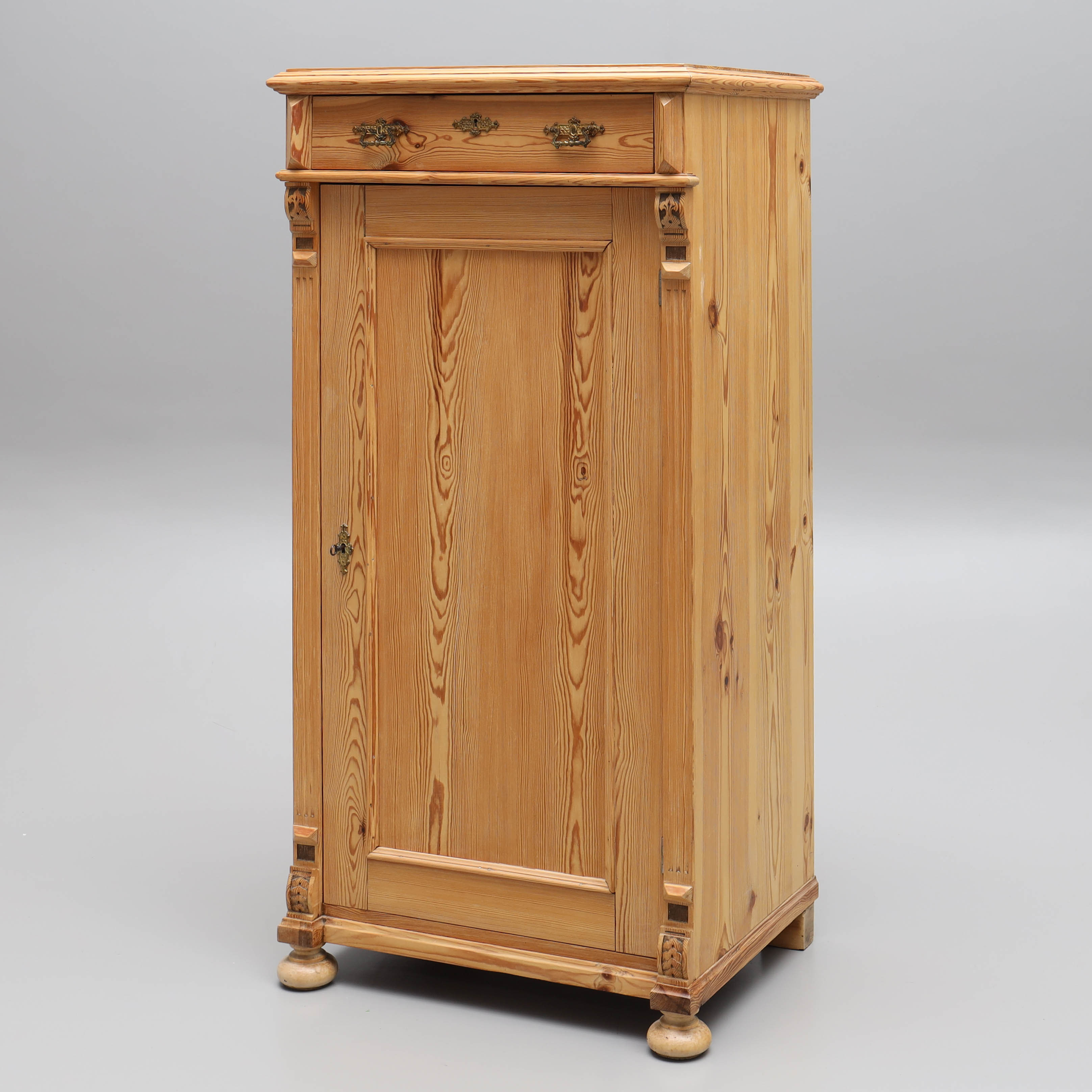 SKÄNK/SKÅP furu, nyrenässans, tidigt 1900-tal.