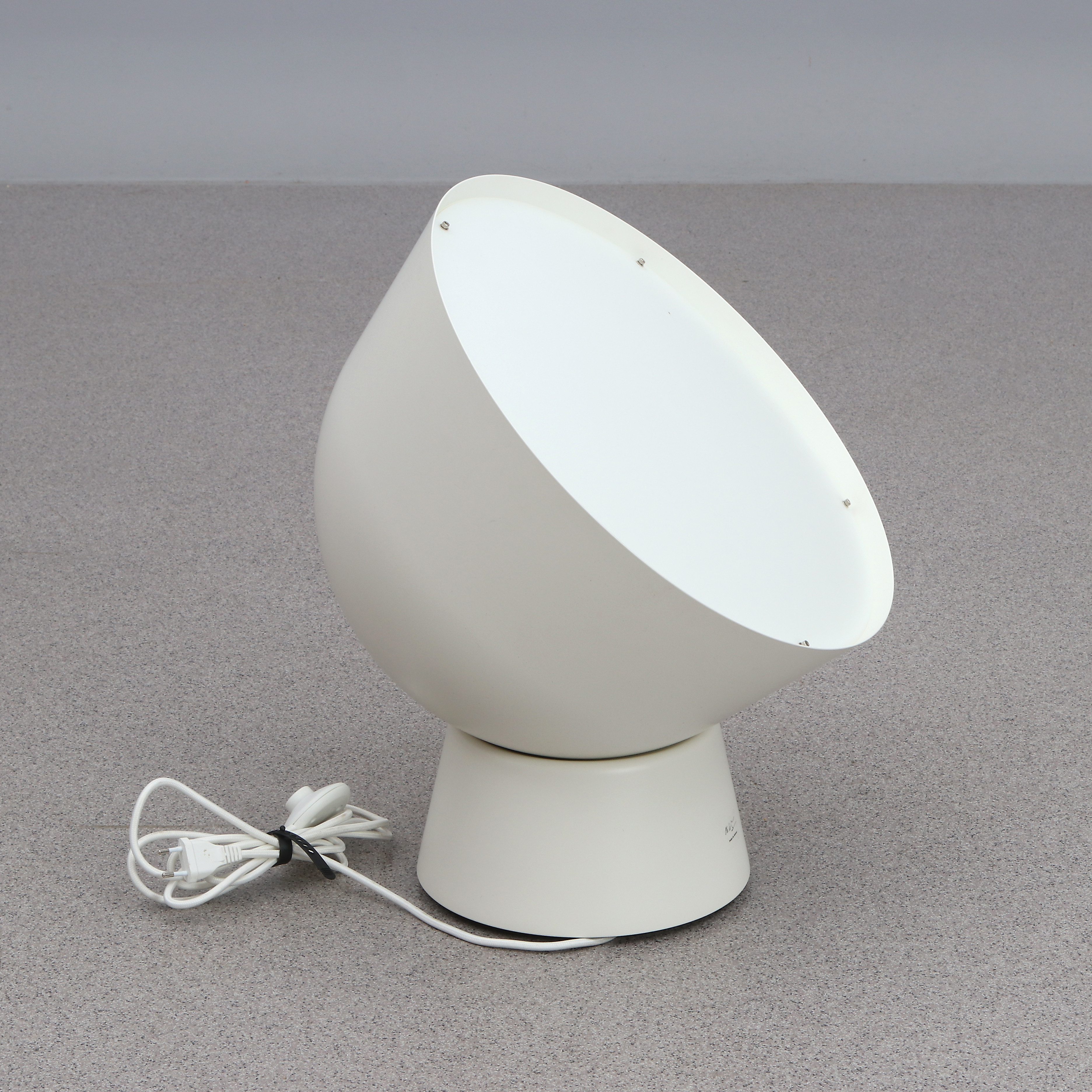 OLA WIHLBORG. LAMPA. Lackerad metall. Samtida tillverkning. Etikettmärkt.