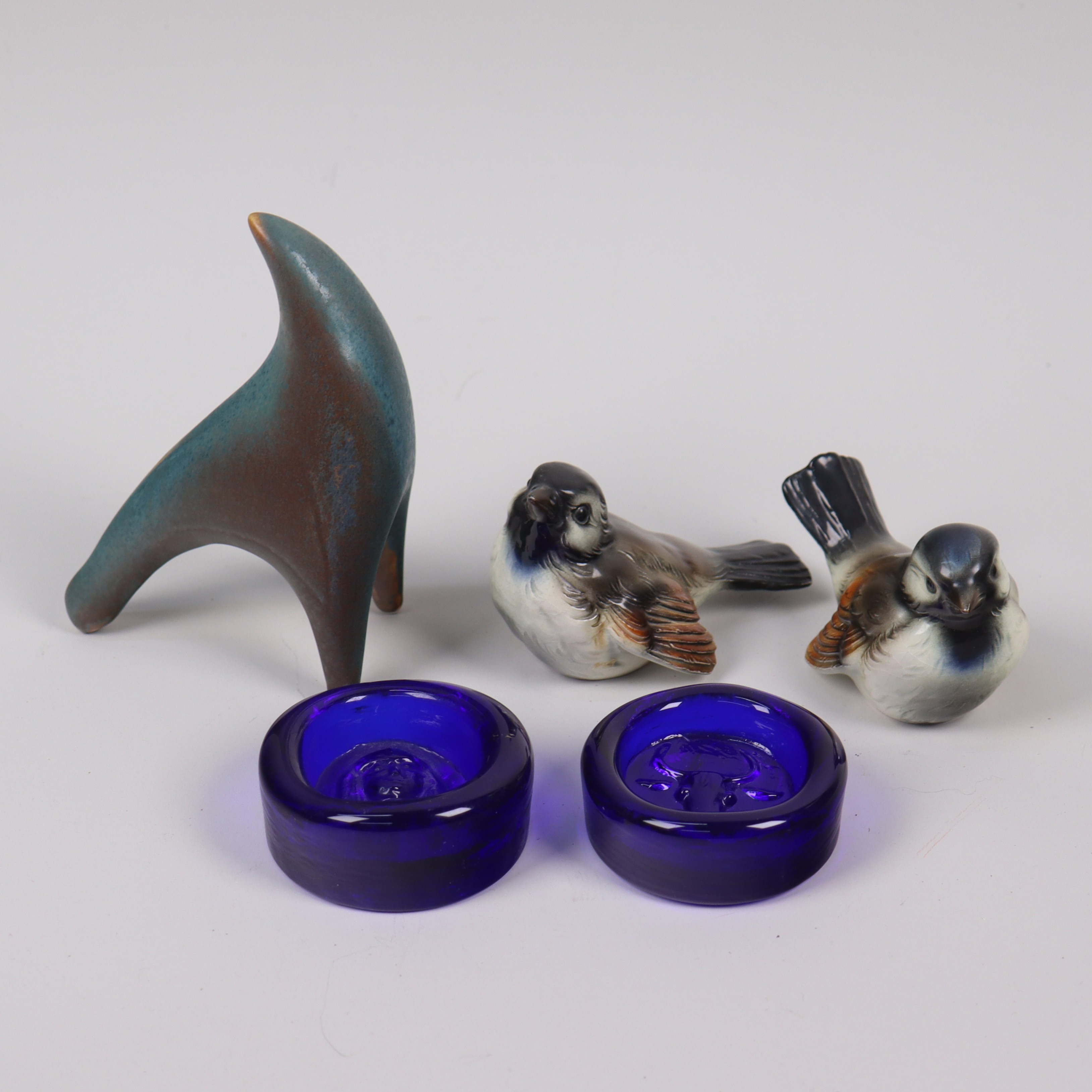 FIGURINER, Goebel mm samt Erik Höglund, små skålar med l´reliefdekor, 5 delar.