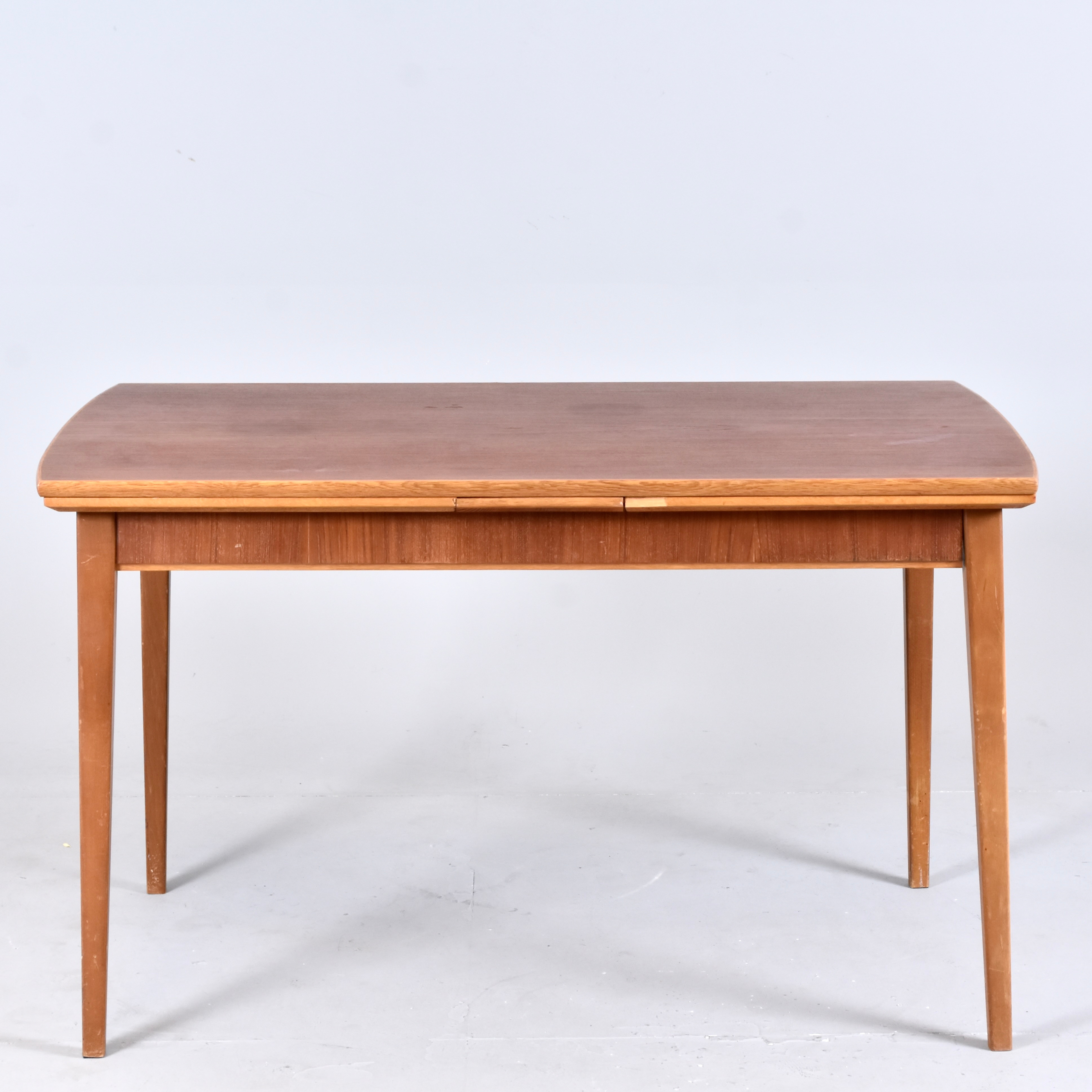 MATBORD med 2 iläggsskivor, teak och ek, 1960-tal.