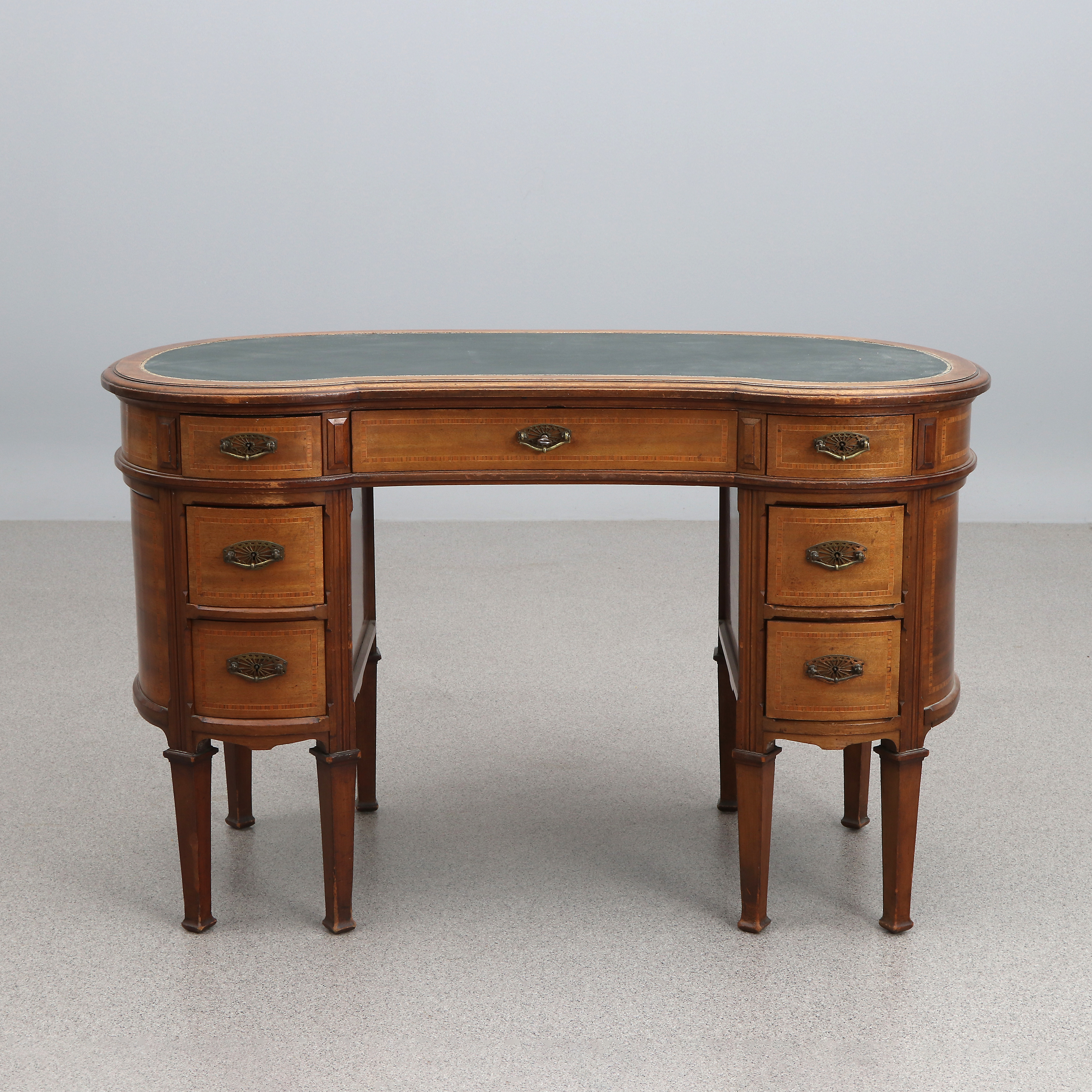 SKRIVBORD, NJURFORMAT. Mahogny med skinnklädd skiva. Engelsk stil, 1900-tal.