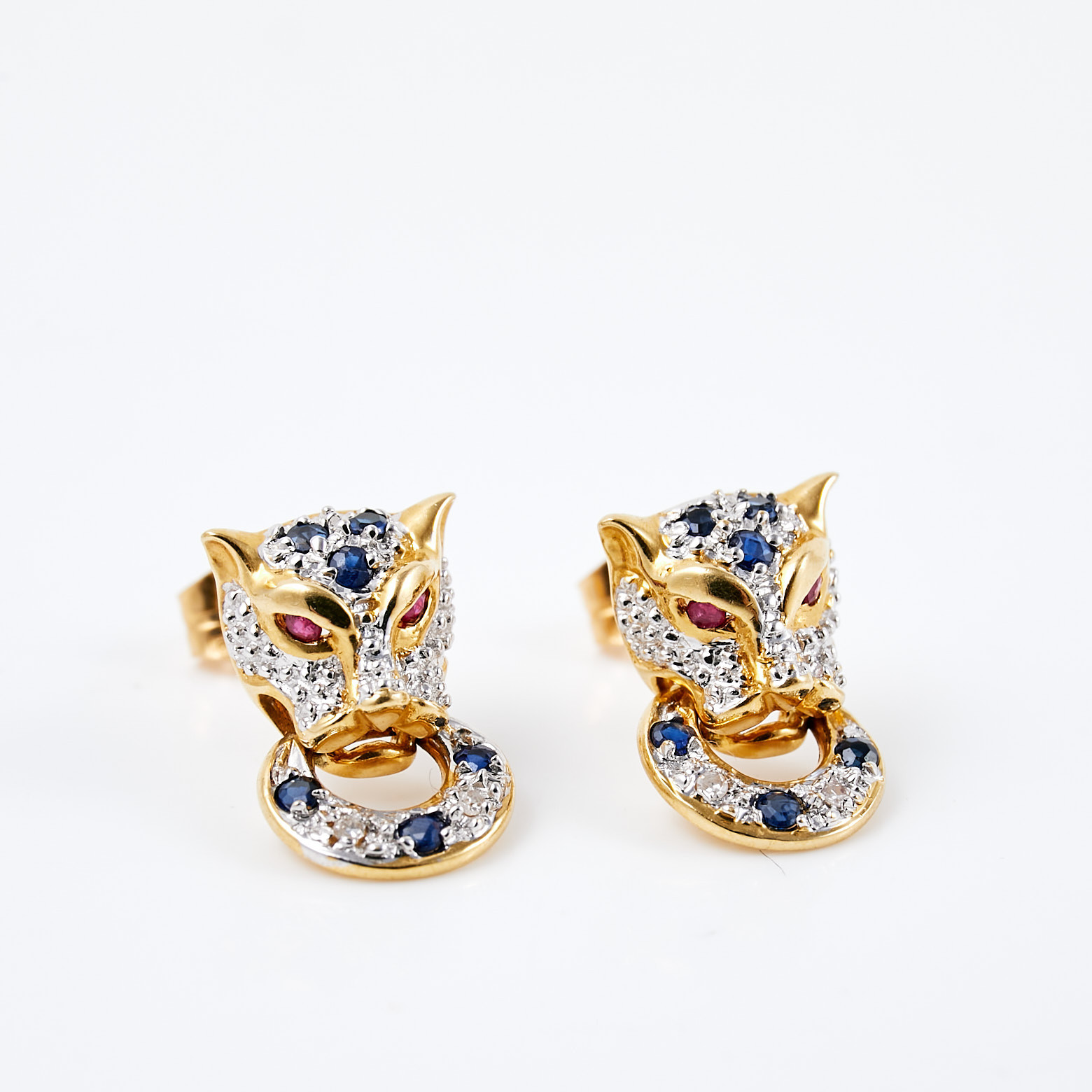 ÖRHÄNGEN, 1 par, 18 k guld, med fasettslipade safirer, rubiner samt åttkantslipade diamanter, i form av pantrar.