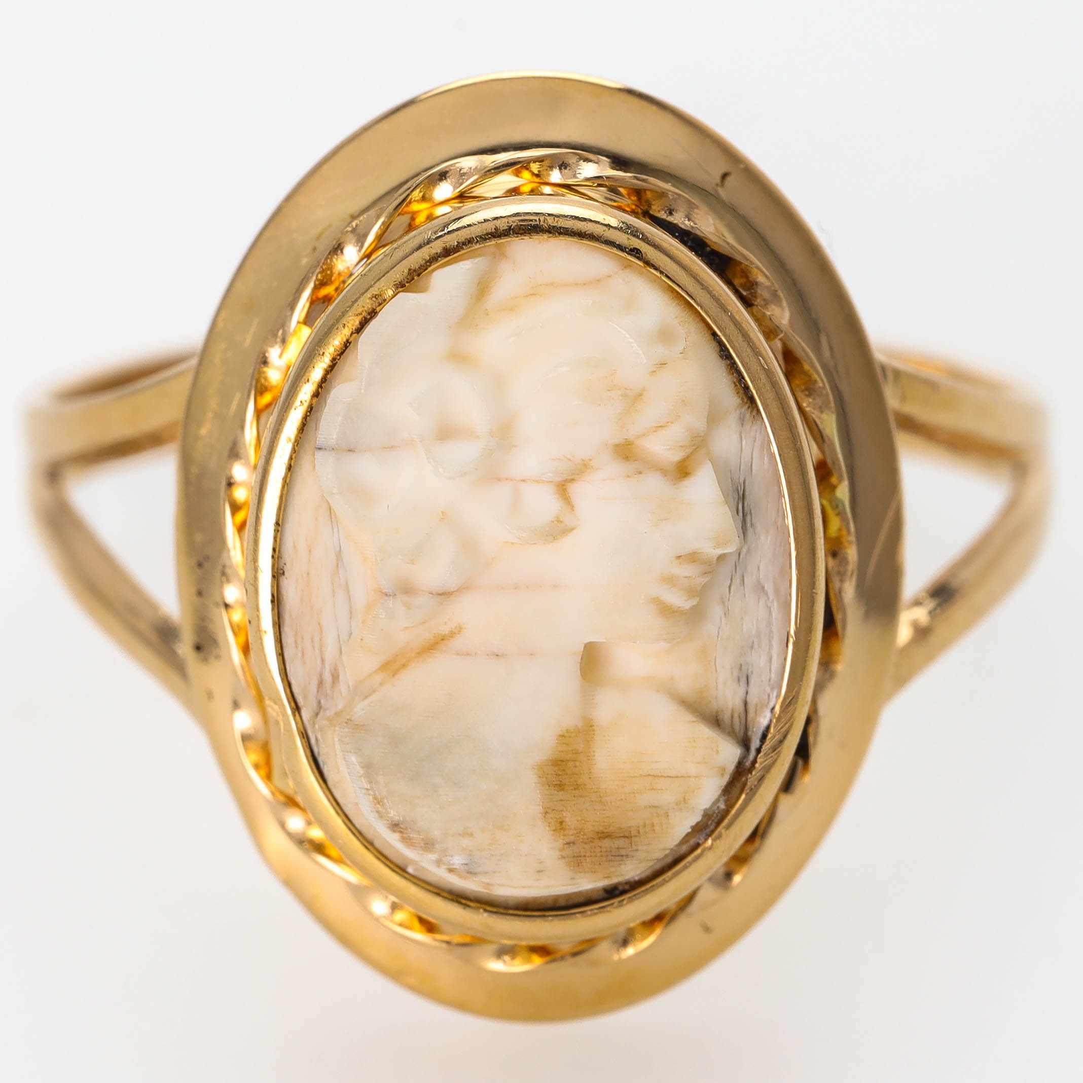 RING, 18 k guld, camé i ben/horn, Köping.