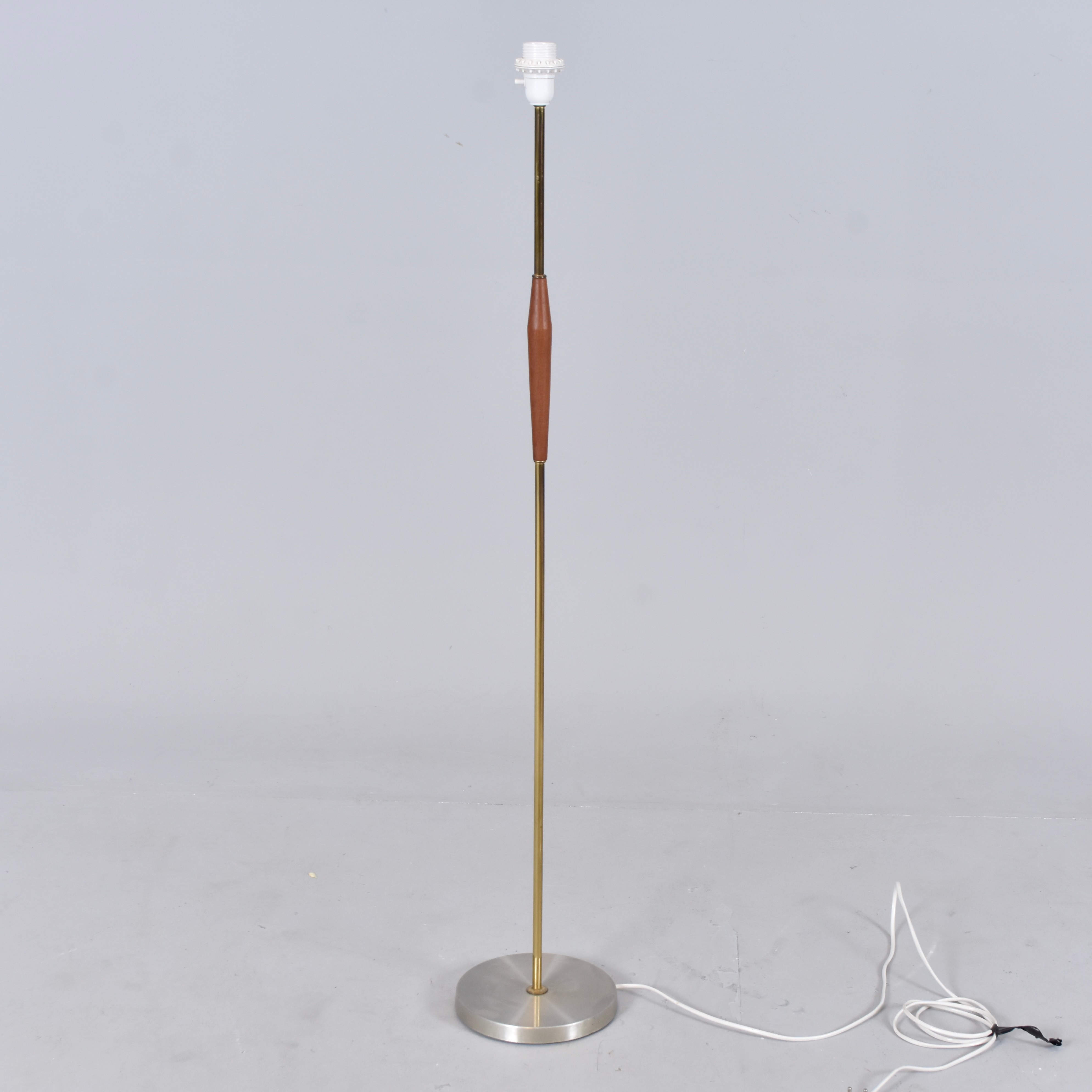 GOLVLAMPA, mässing och teak på aluminiumfot.