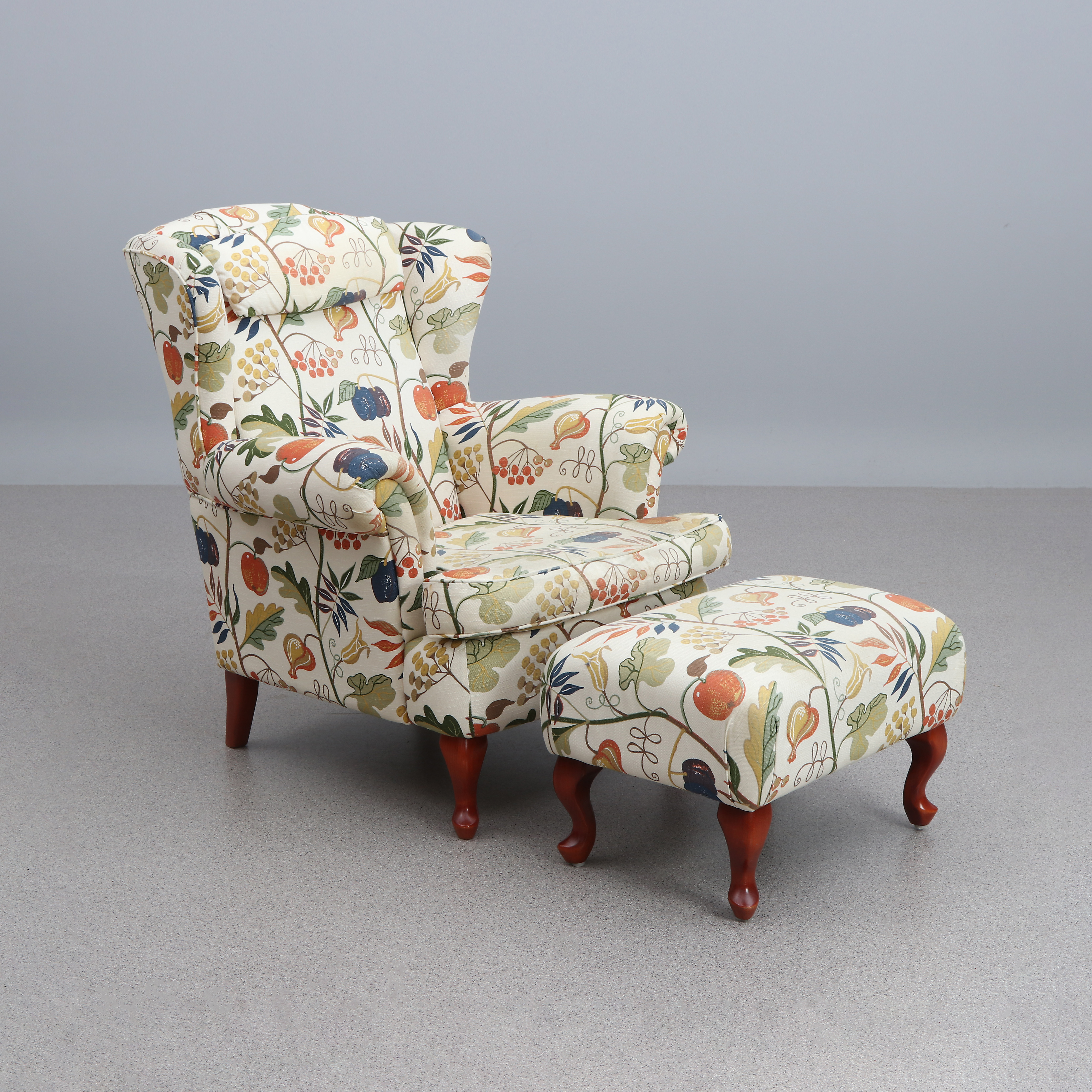 BRÖDERNA ANDERSSON, FÅTÖLJ MED FOTPALL. Textilklädsel. 1900-talets andra hälft.