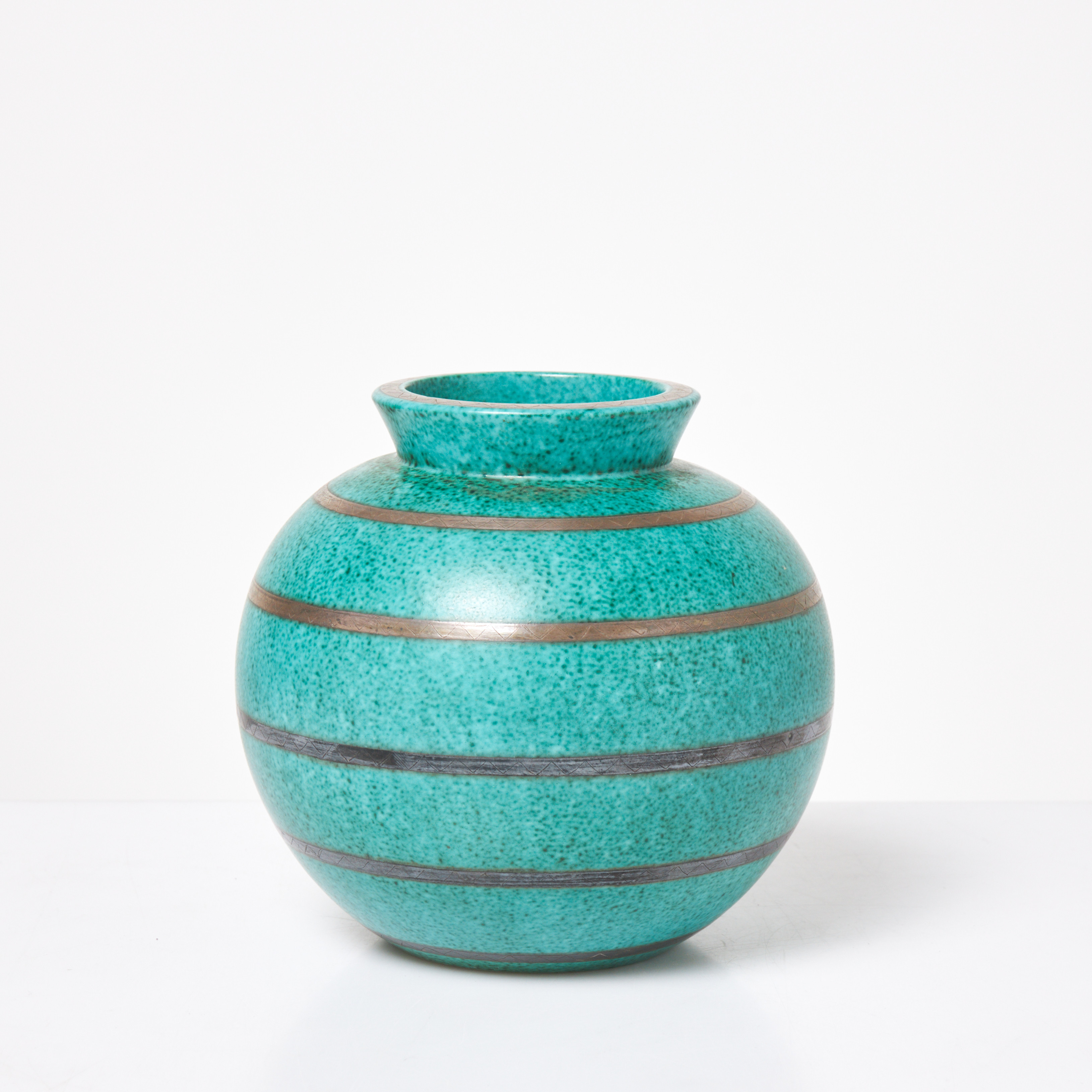 WILHELM KÅGE. klotvas, "Argenta", Gustavsberg, grönmelerad glasyr med handmålad silverdekor i ränder.