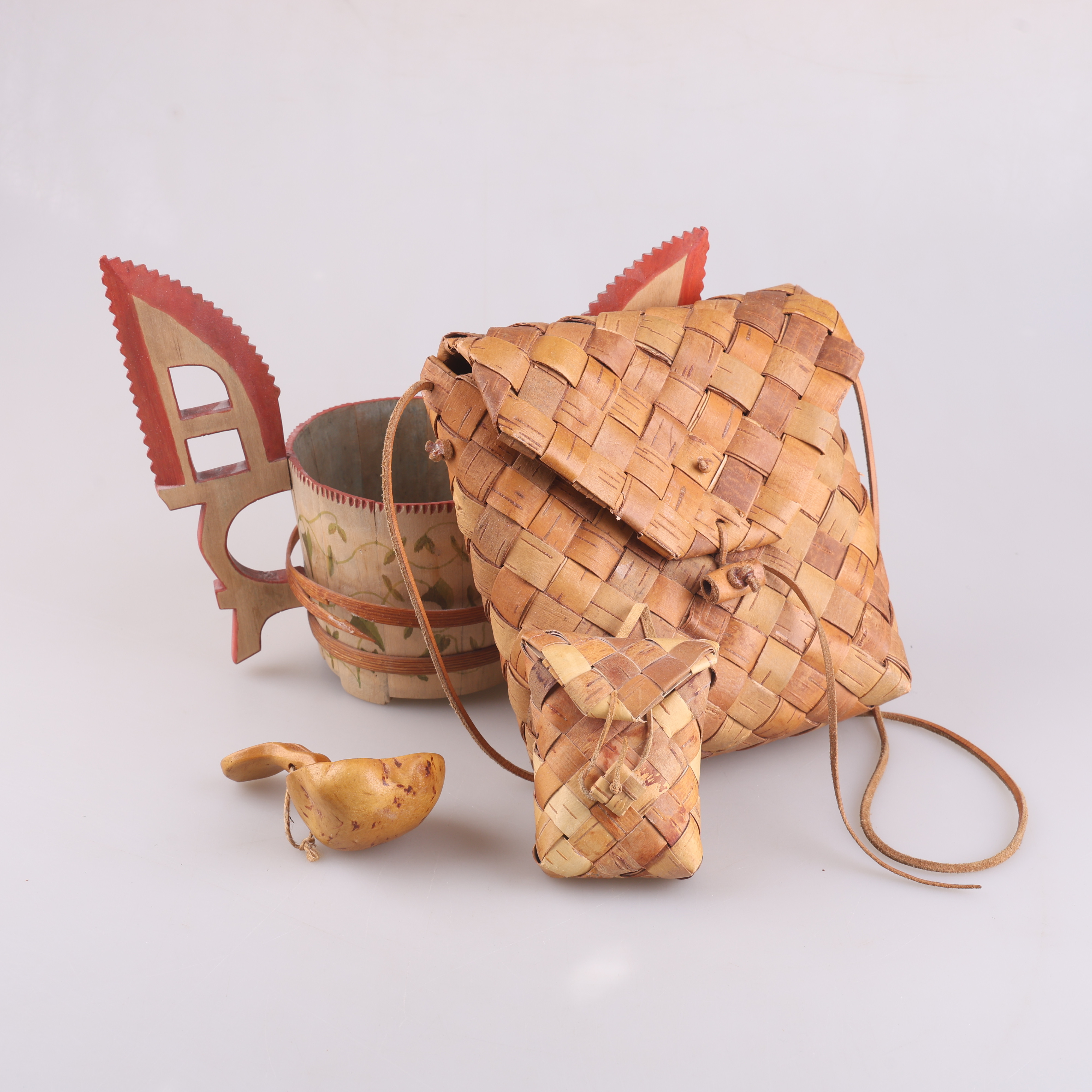 BRUKSFÖREMÅL, 4 delar, allmoge, trä, näver.