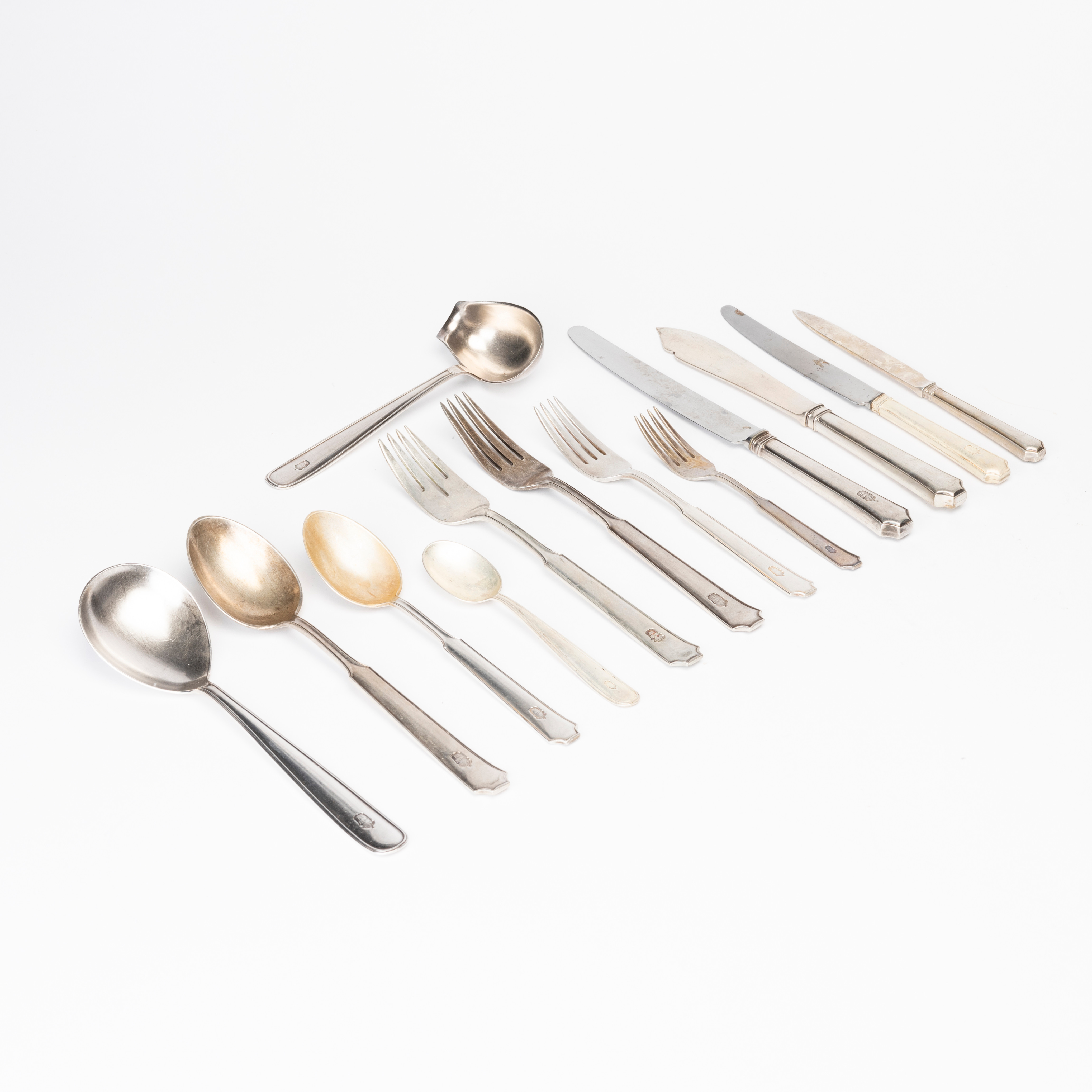 BESTICK, 90 delar, silver, dekor av Lilla Riksvapnet, Atelier Borgila samt GAB, Stockholm, 1940-/1950-tal.