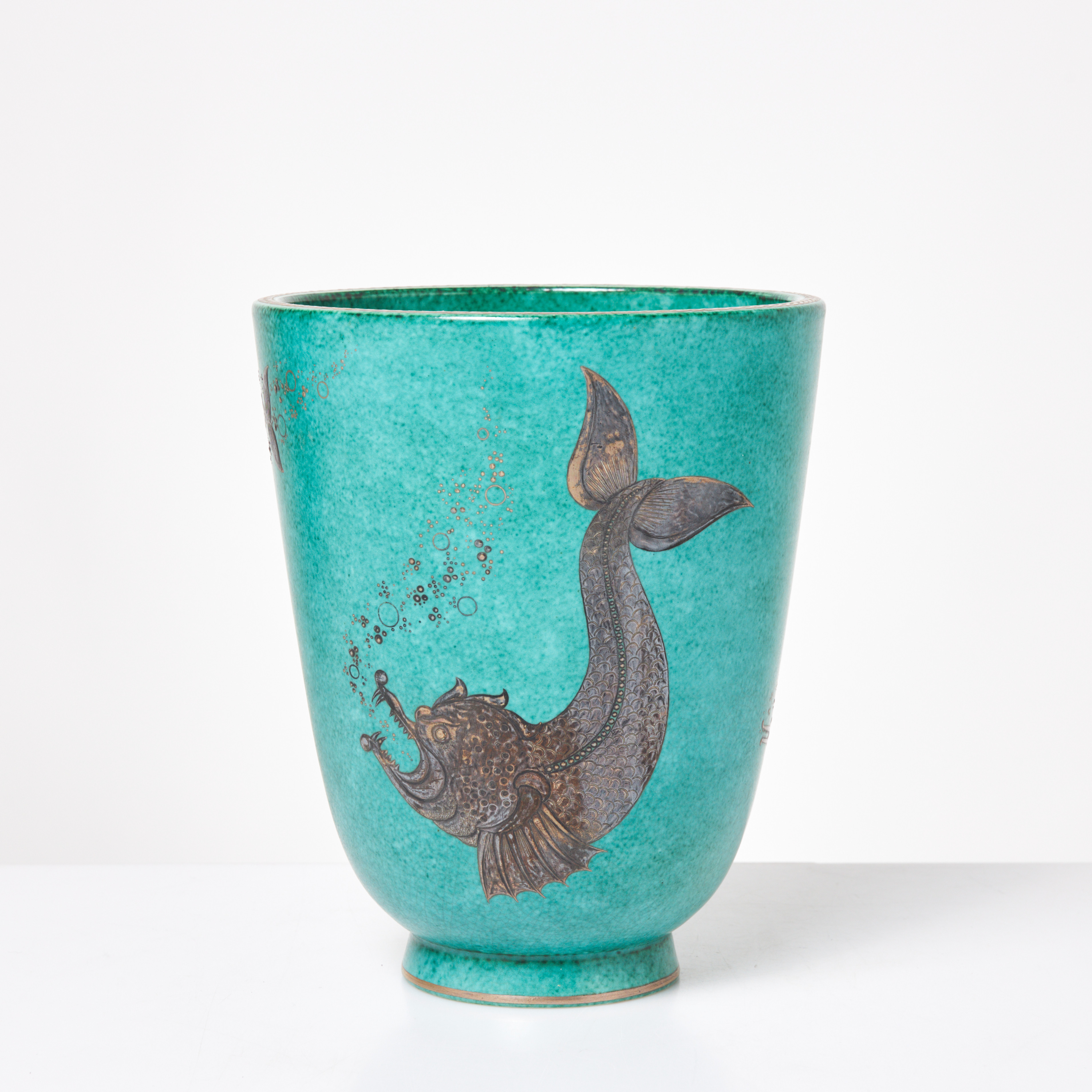 WILHELM KÅGE. vas, "Argenta", Gustavsberg, grönmelerad glasyr med handmålad silverdekor föreställande fisk.