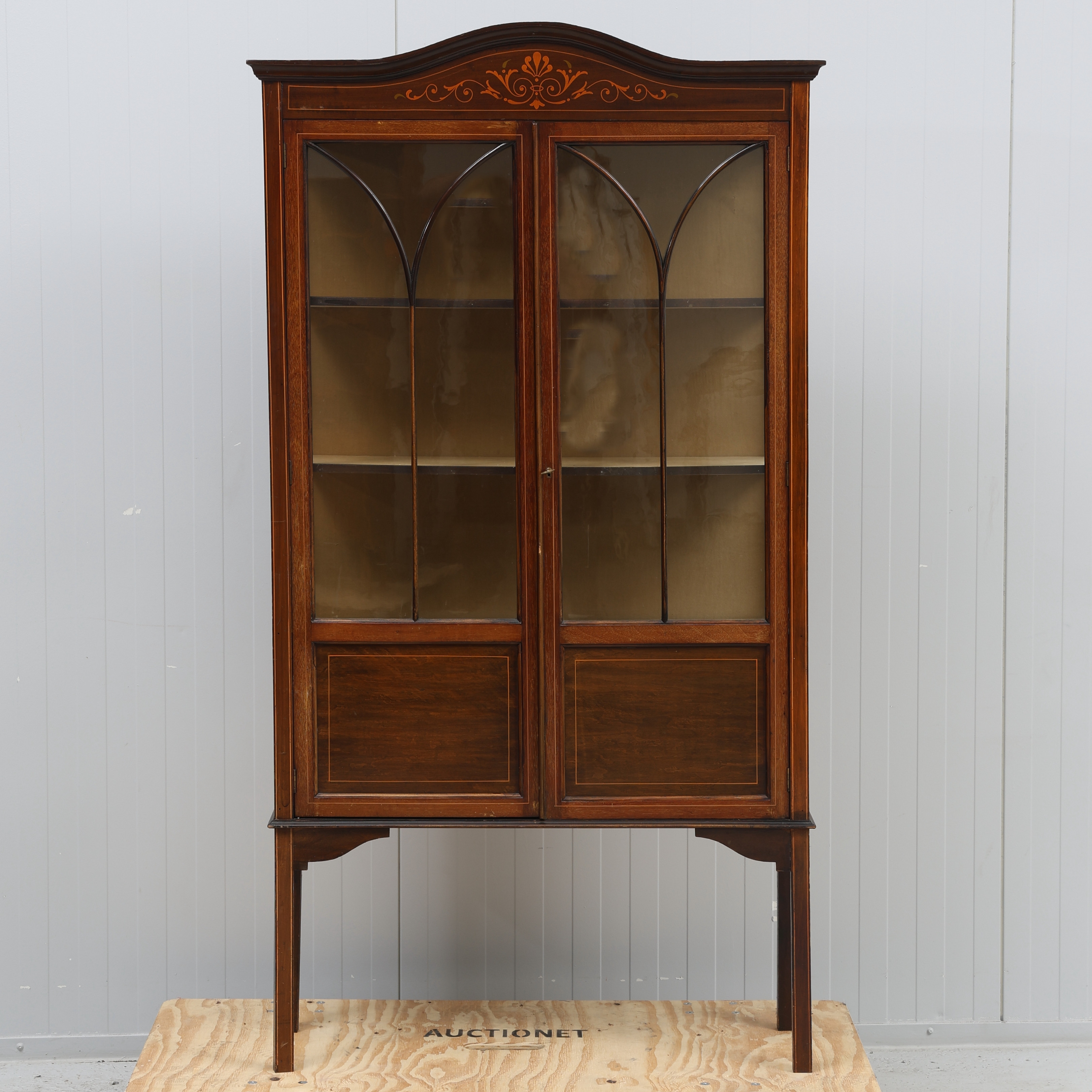 VITRINSKÅP, Intarsia, empirestil, 1900-tal.