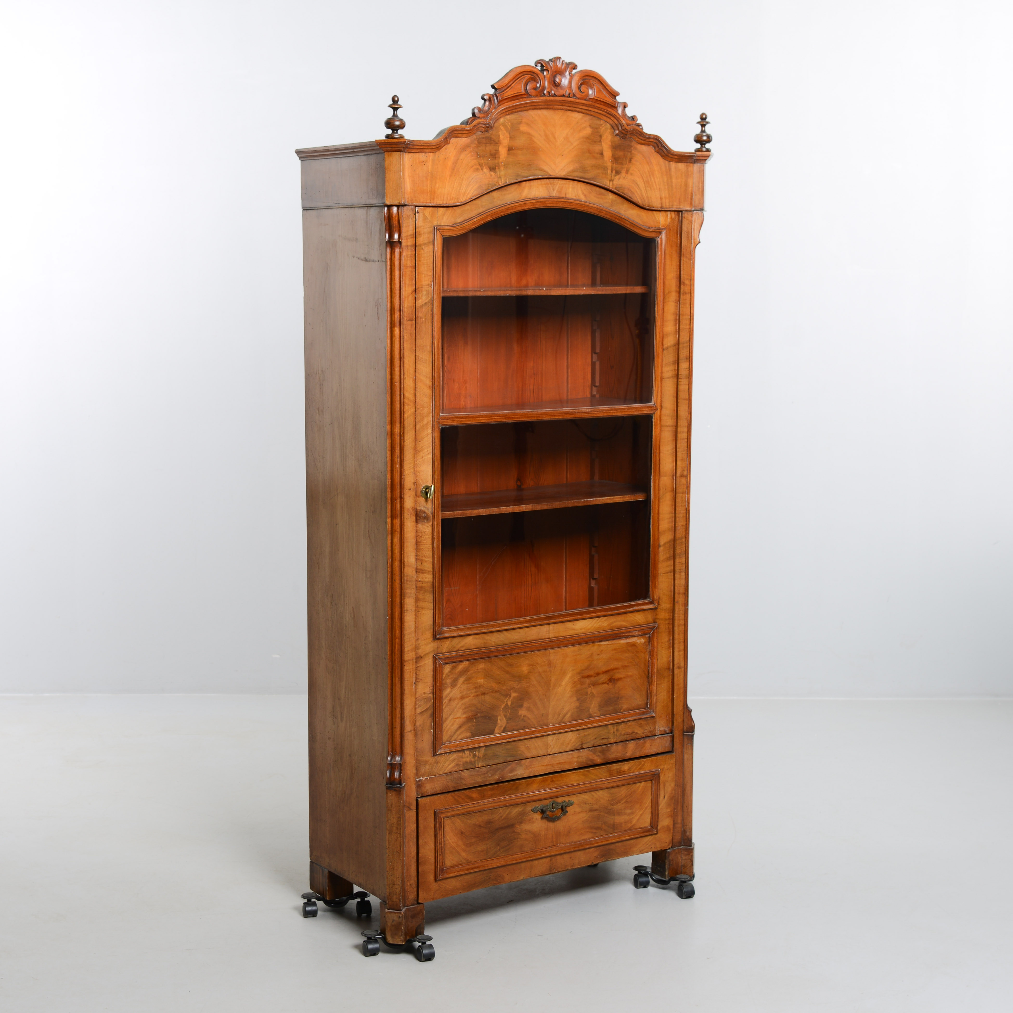 VITRINSKÅP, rokokostil, 1800-talets andra del.