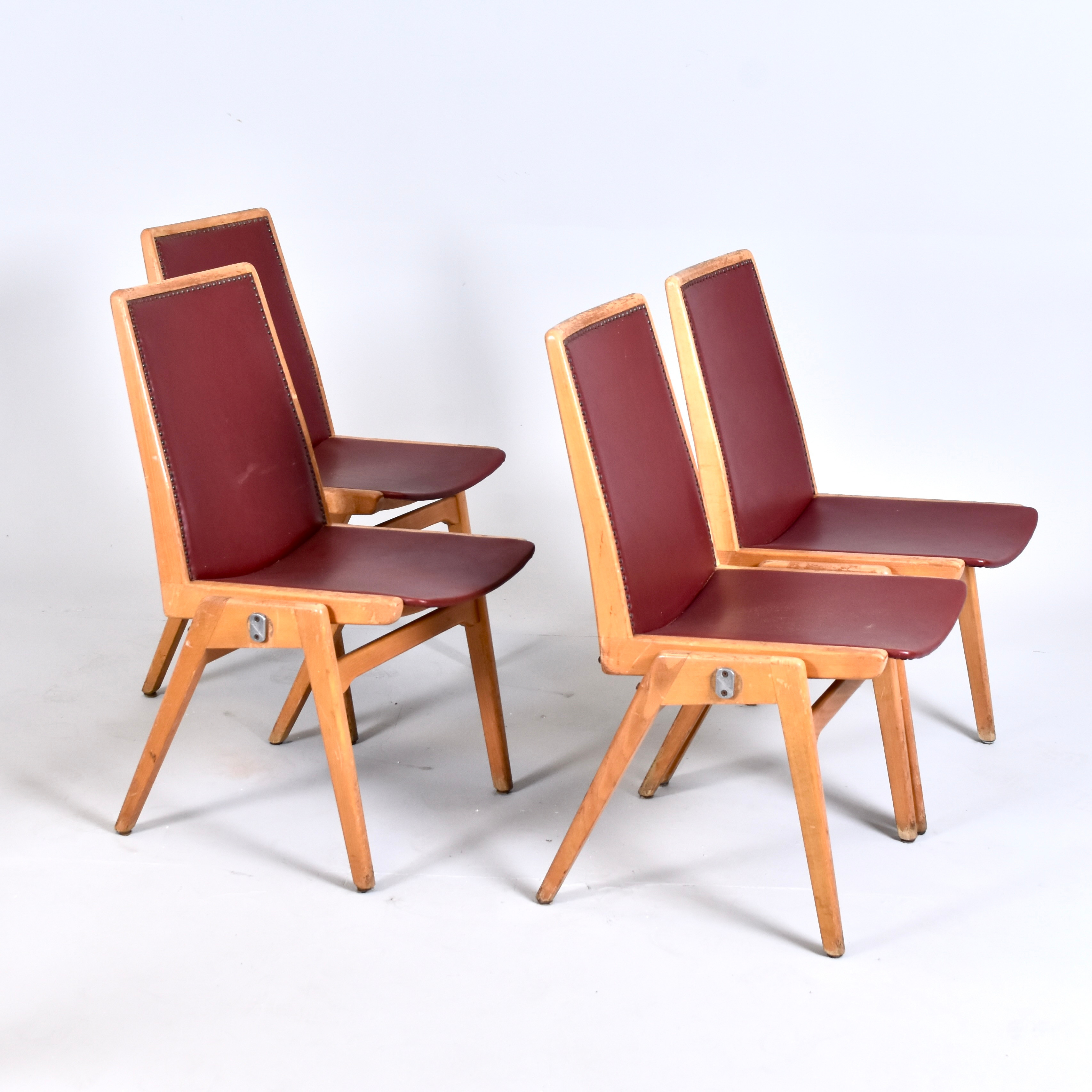 TEATERSTOLAR med nitad sits och rygg, 4 st, Bombenstabil, Tyskland, 1900-talets första del.