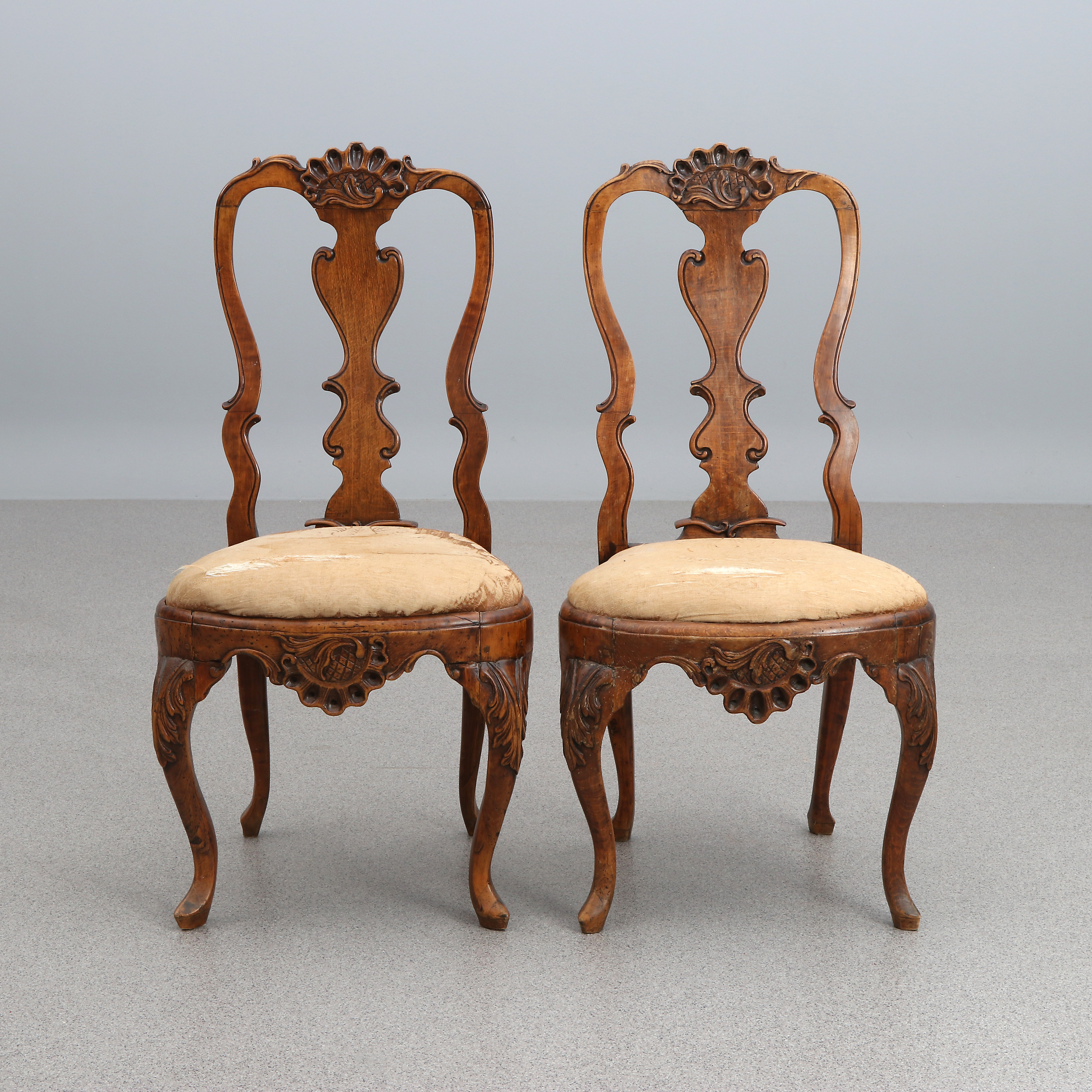 STOLAR, ETT PAR. Skuren och bonad bok. 1700-tal.