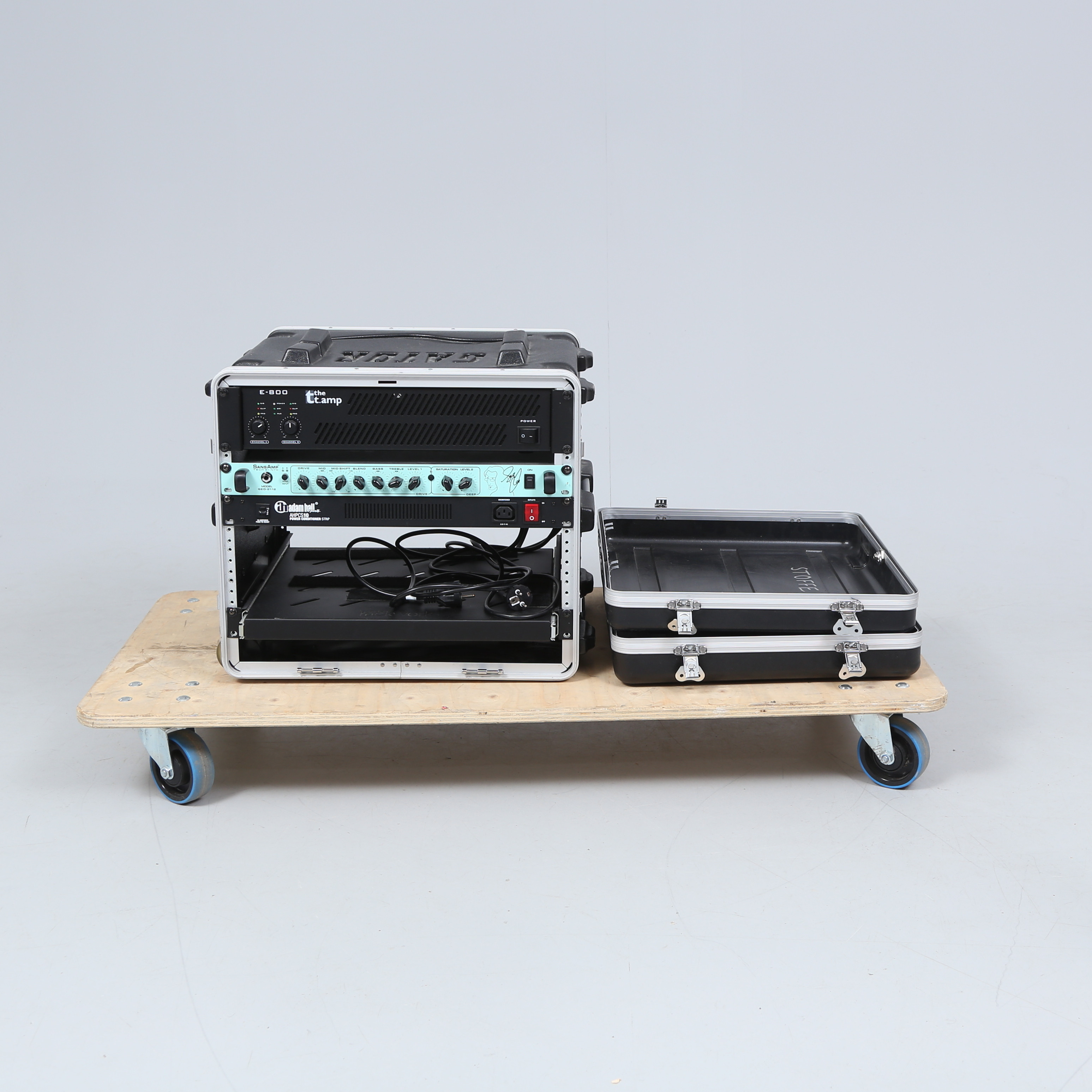 MUSIKDELAR, bla TT.AMP E800, SANS AMP TECH21 och Adam Hall, AHPCS10 i låda.